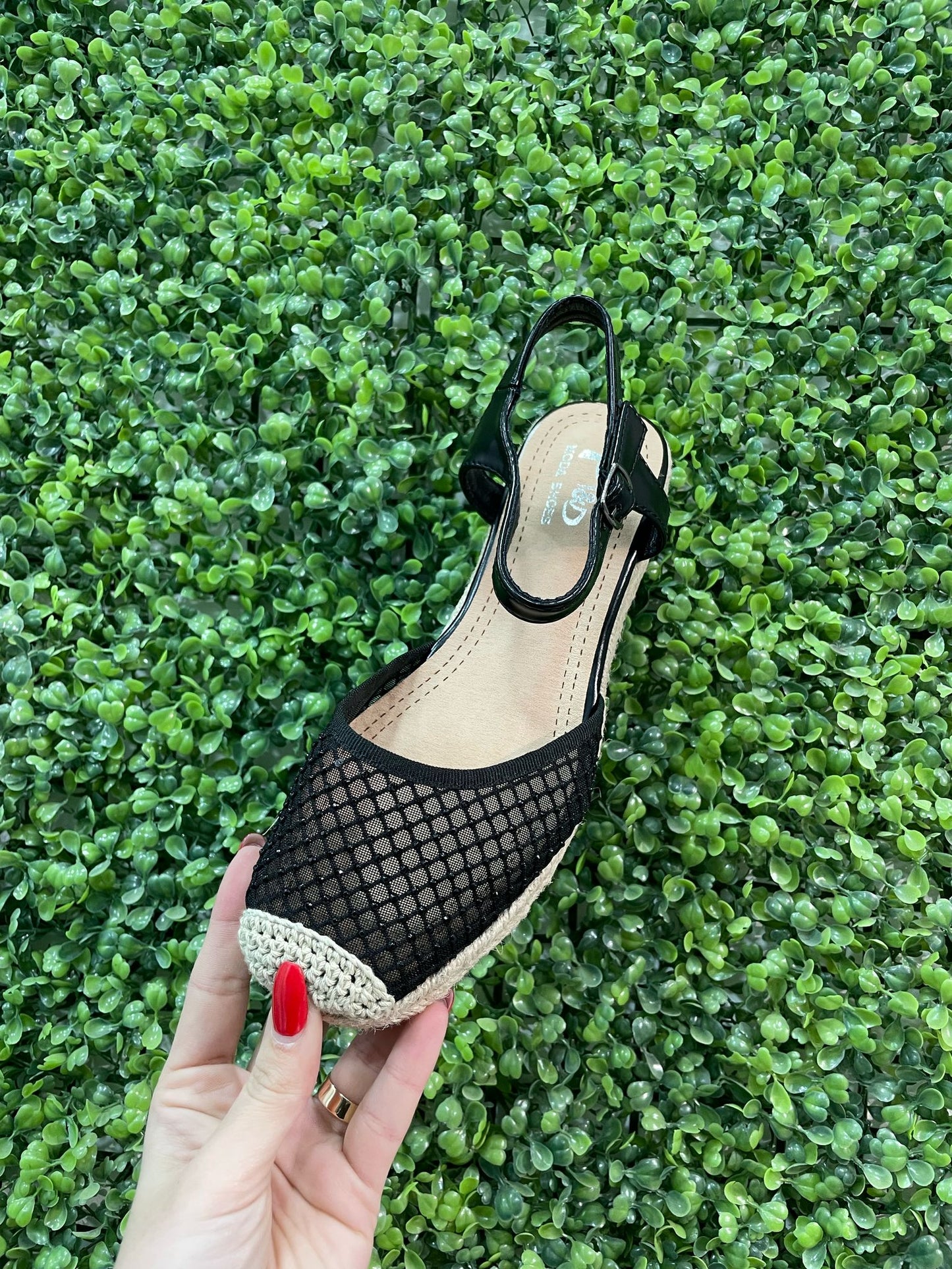 Zapatillas cuña baja negra brillo