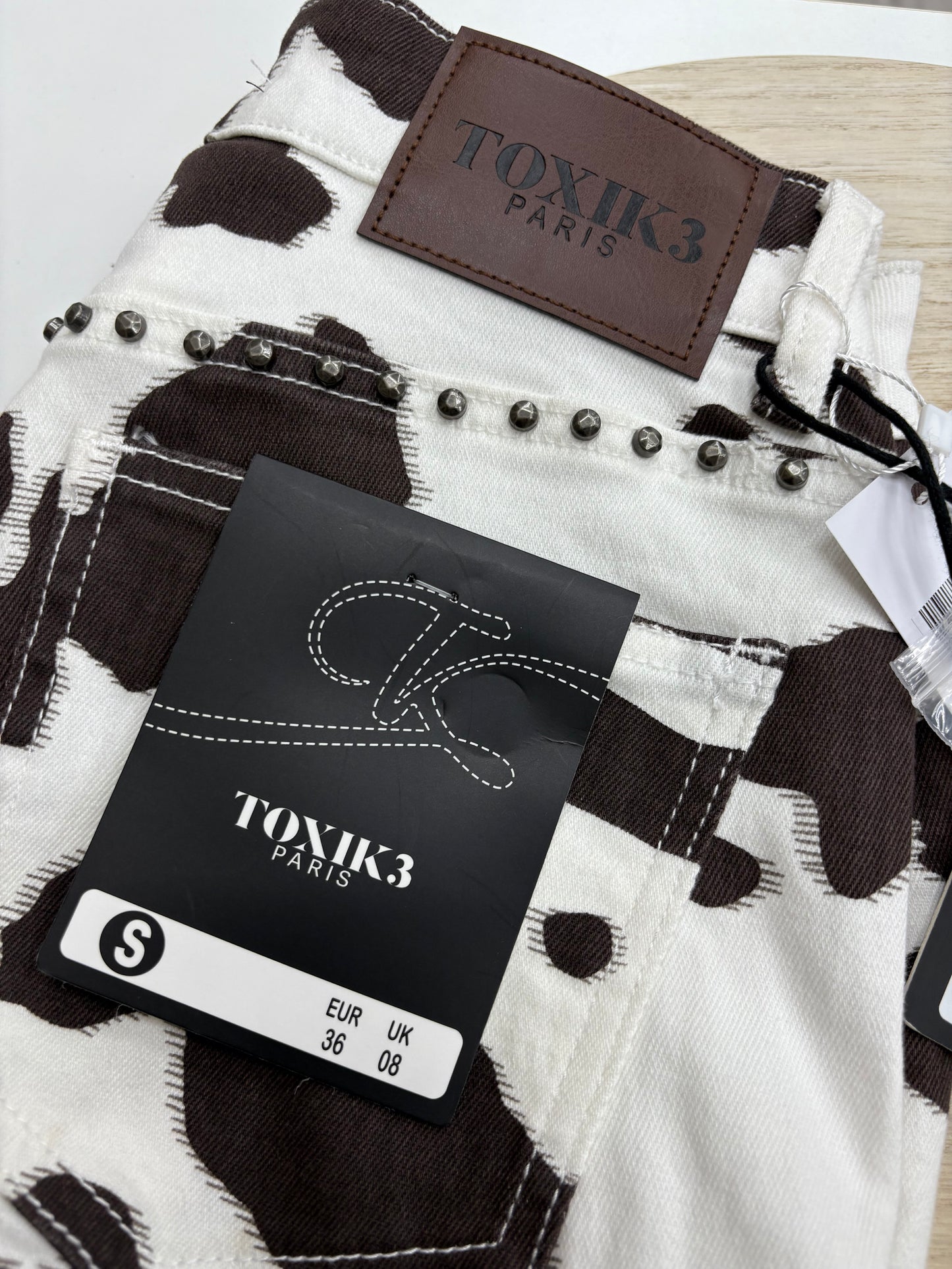 Pantalón Senda Bruna – Animal Print vaca marrón chocolate con tachuelas y pata ancha | Trapío