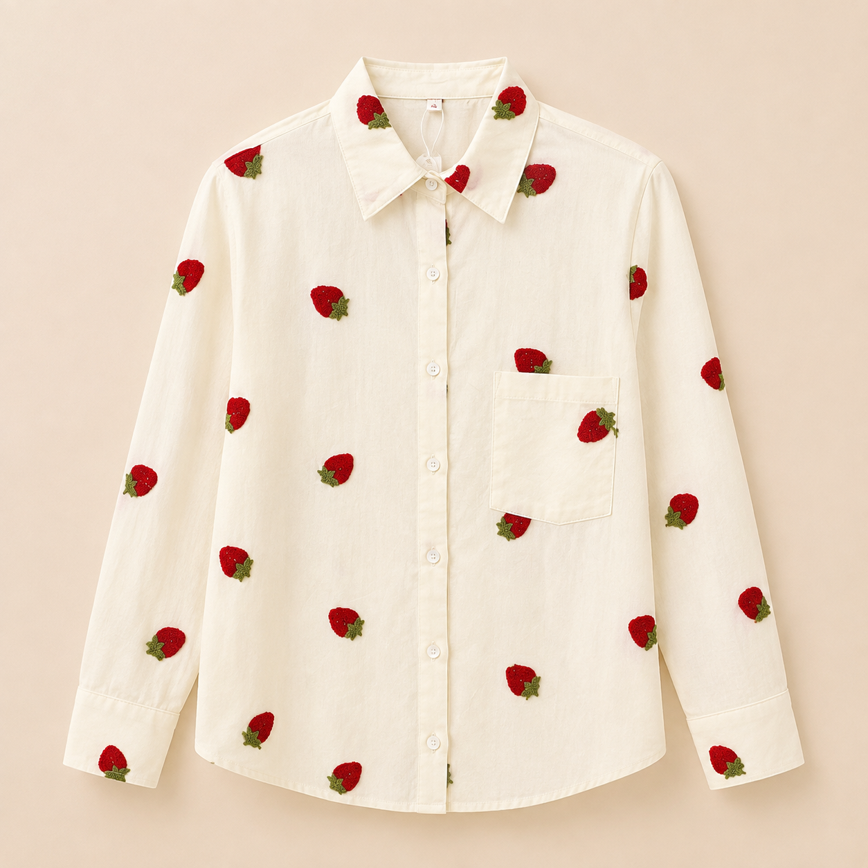 Camisa de mujer blanca con fresas rojas bordadas, cuello camisero, bolsillo delantero y manga larga Trapío