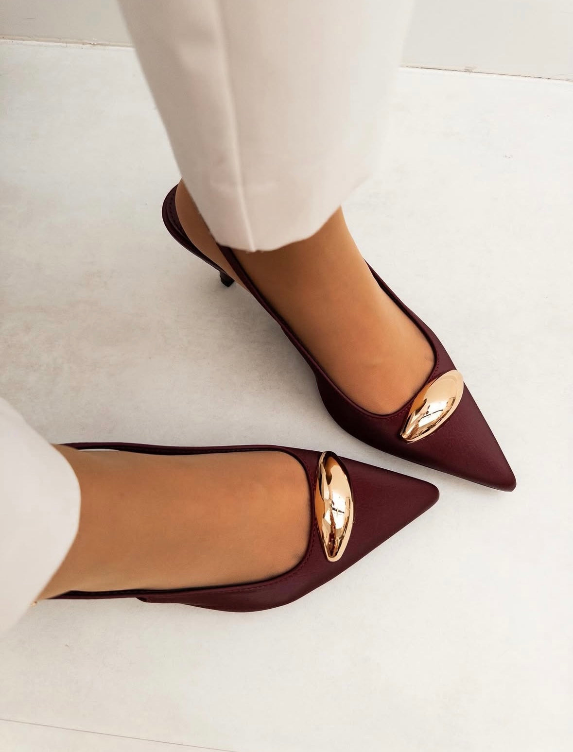 Tacones granate destalonados con detalle dorado | Trapio