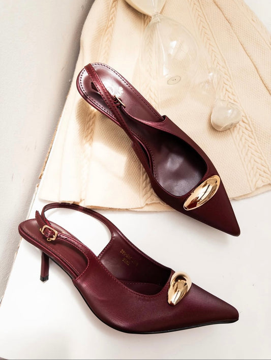 Tacones granate destalonados con detalle dorado | Trapio