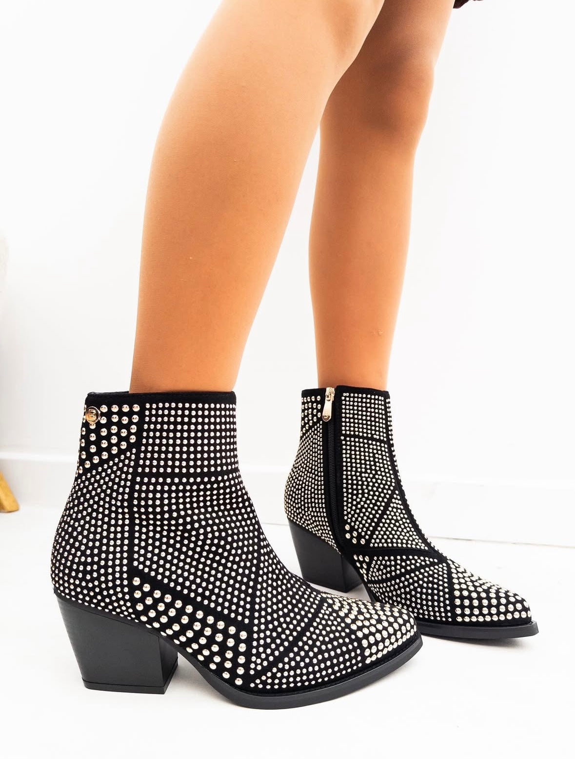 Bota negra tachos