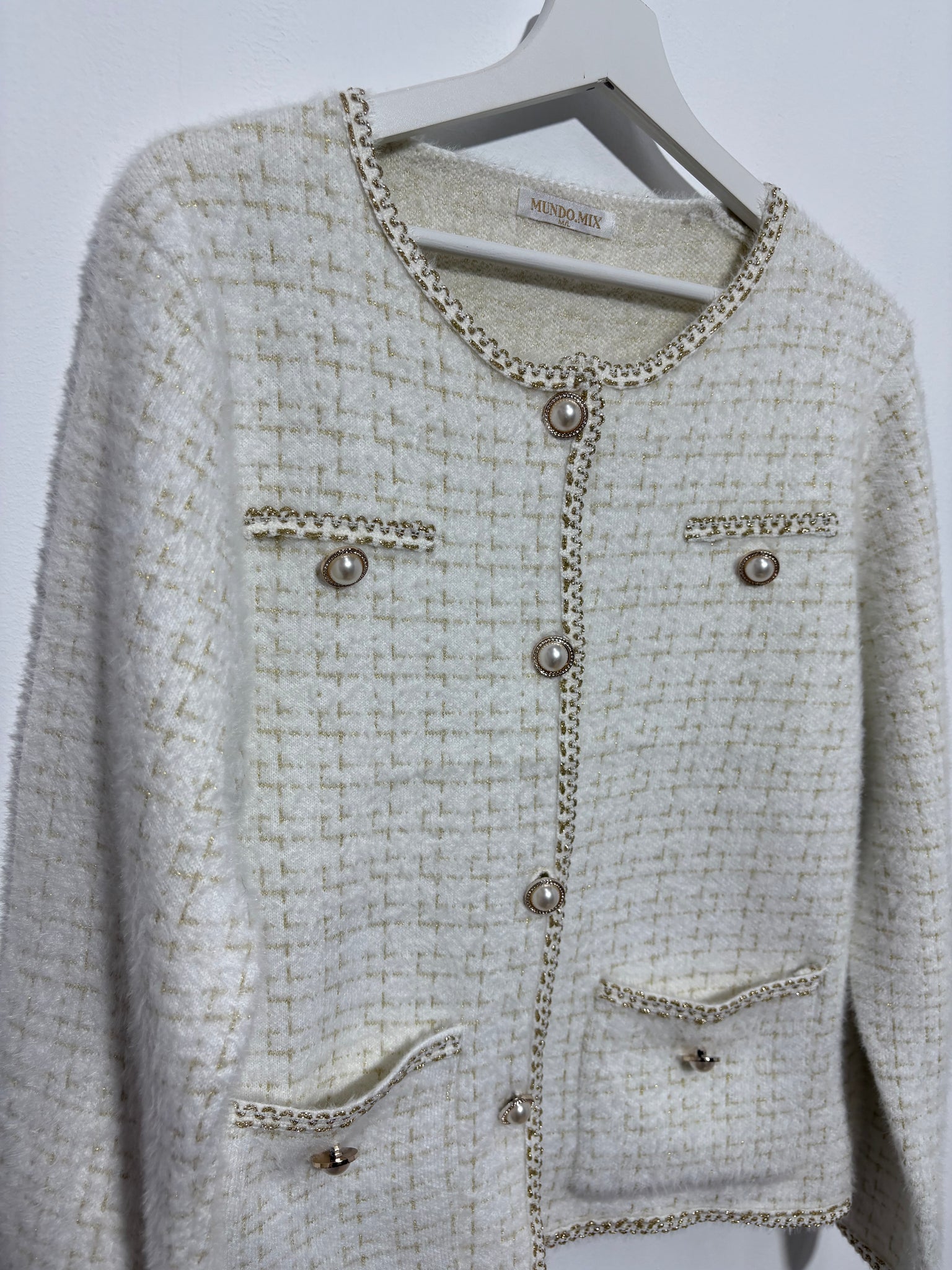 Chaqueta corte  mujer “Sierra Dorada” en tono beige con botones de perla, ribete dorado y dibujo de cuadros – Trapío