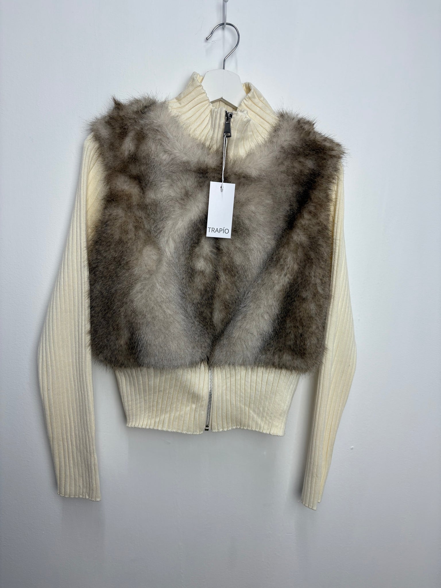 CHAQUETA ELÁSTICA DE PUNTOS CON PELO Y CREMALLERA – CUELLO ALTO Beige