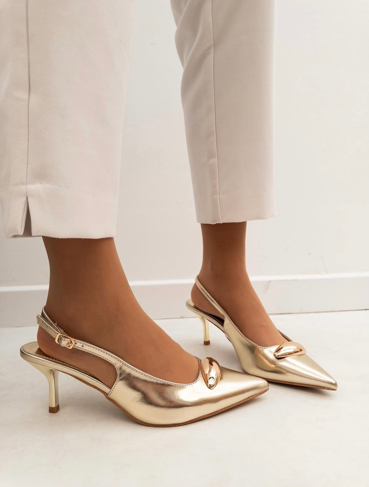 Tacones dorados hebilla