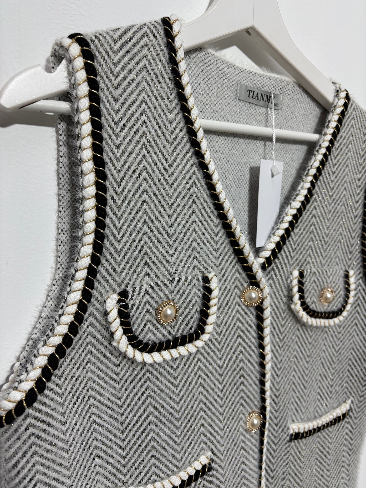 Chaleco Sierra Blanca – Tono Beige con Hilo Dorado-Trapío