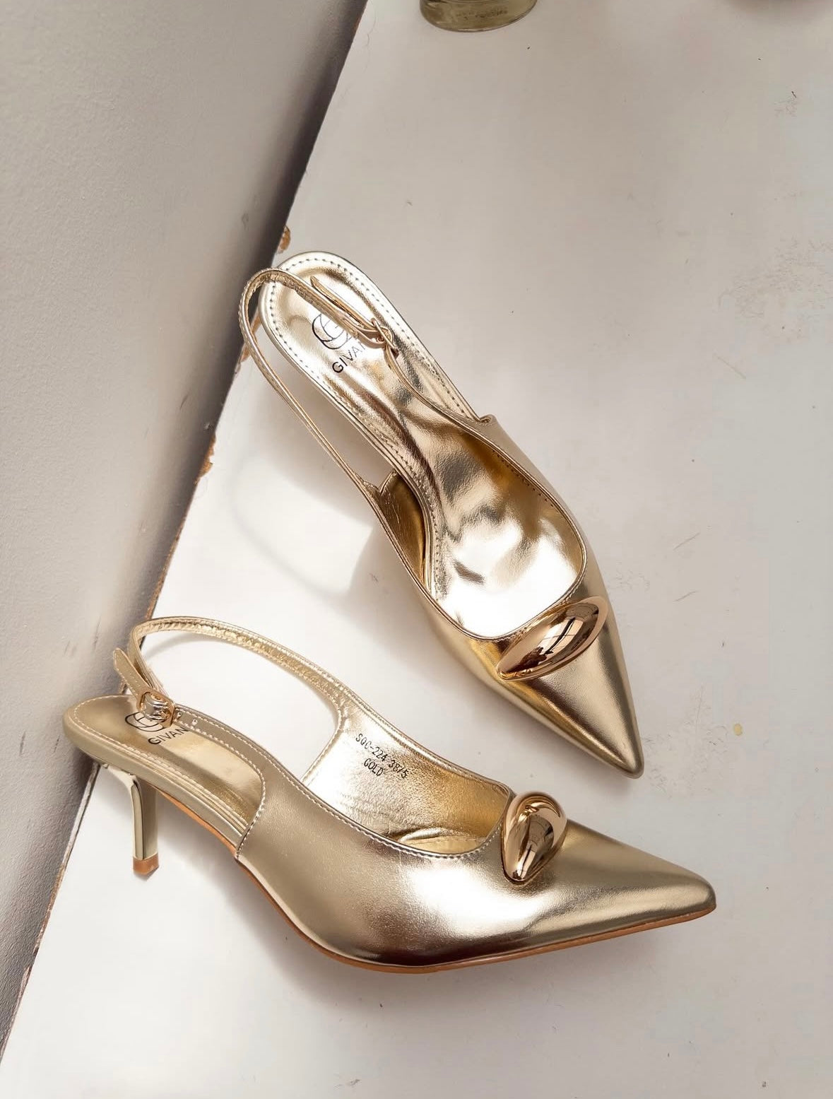 Tacones dorados hebilla