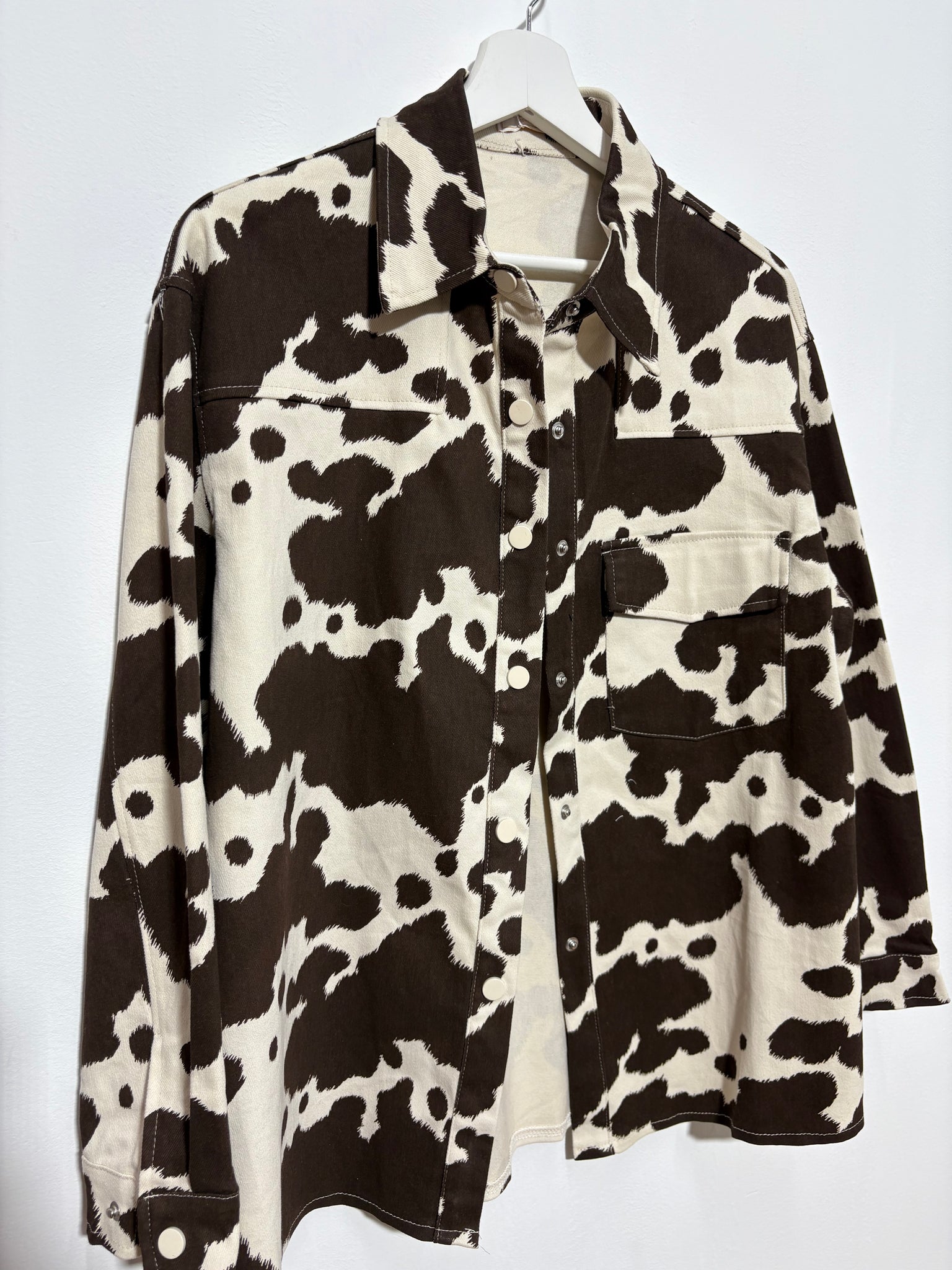 Sobrecamisa Estepa Brava – Vaquera con estampado de vaca y botones de presión | Trapío