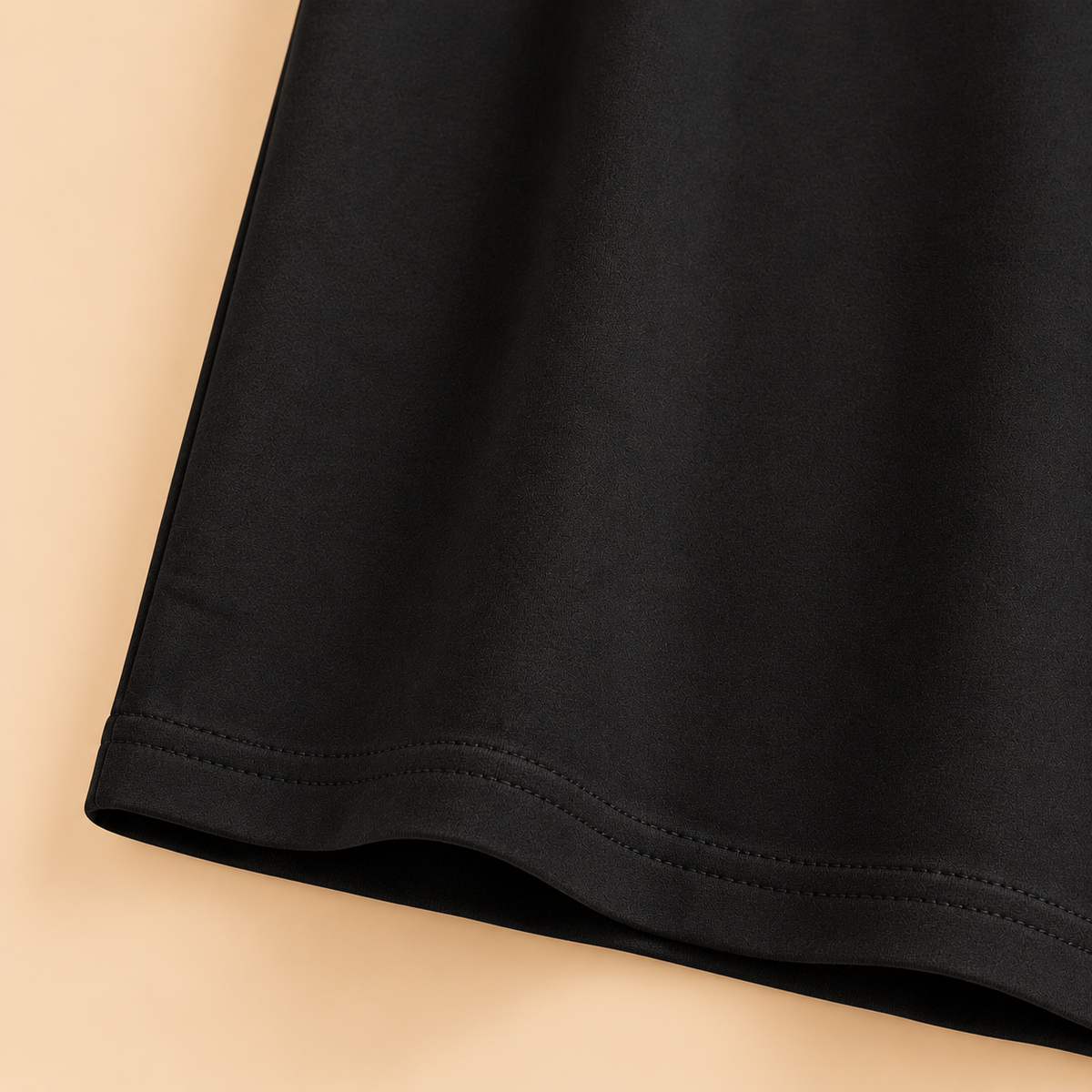 Camiseta Básica Negra de Manga Corta y Cuello Redondo