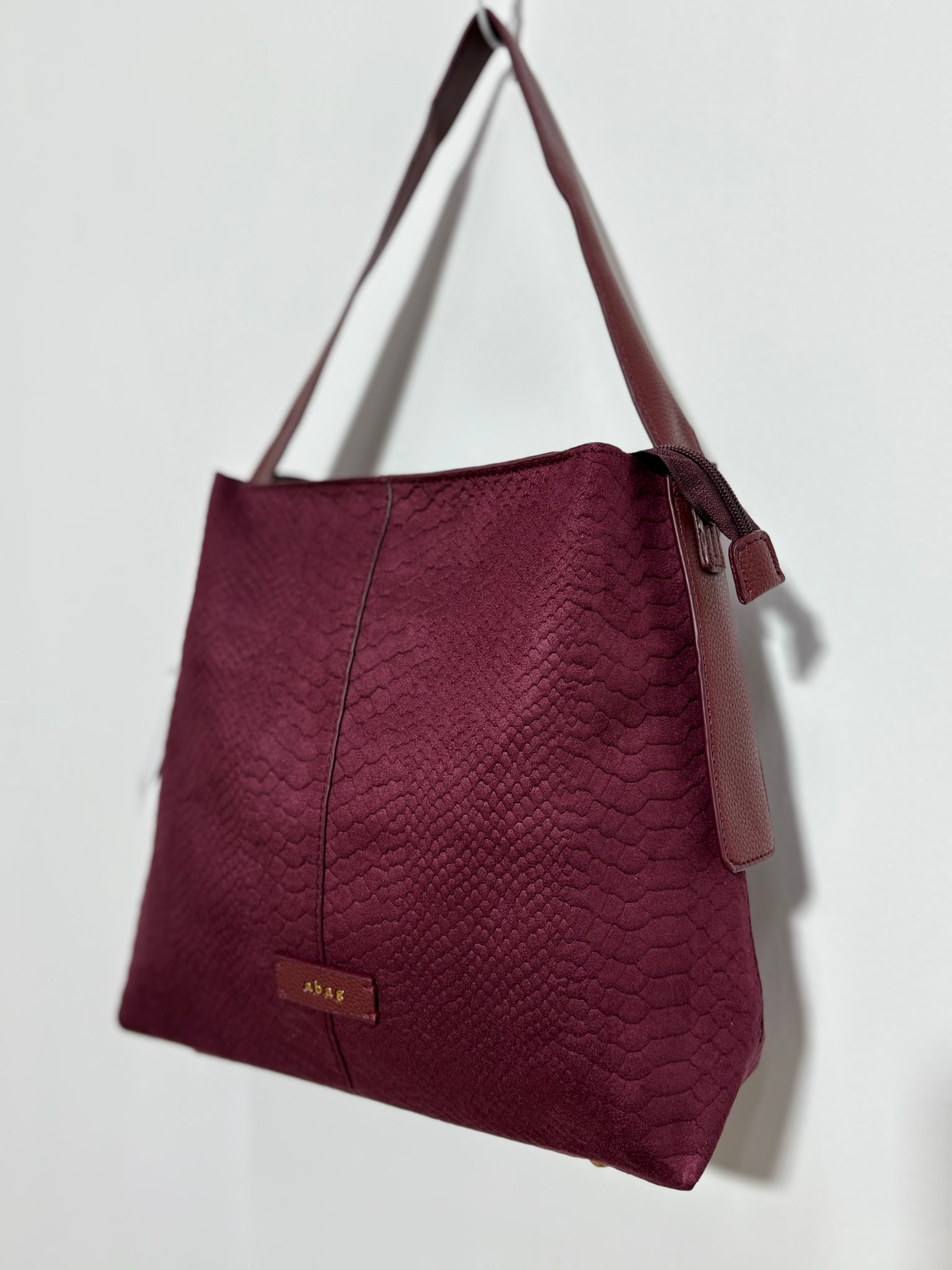 Bolso Cumbre Serpentina – Serraje granate con estampado animal print y cierre de cremallera | Trapío