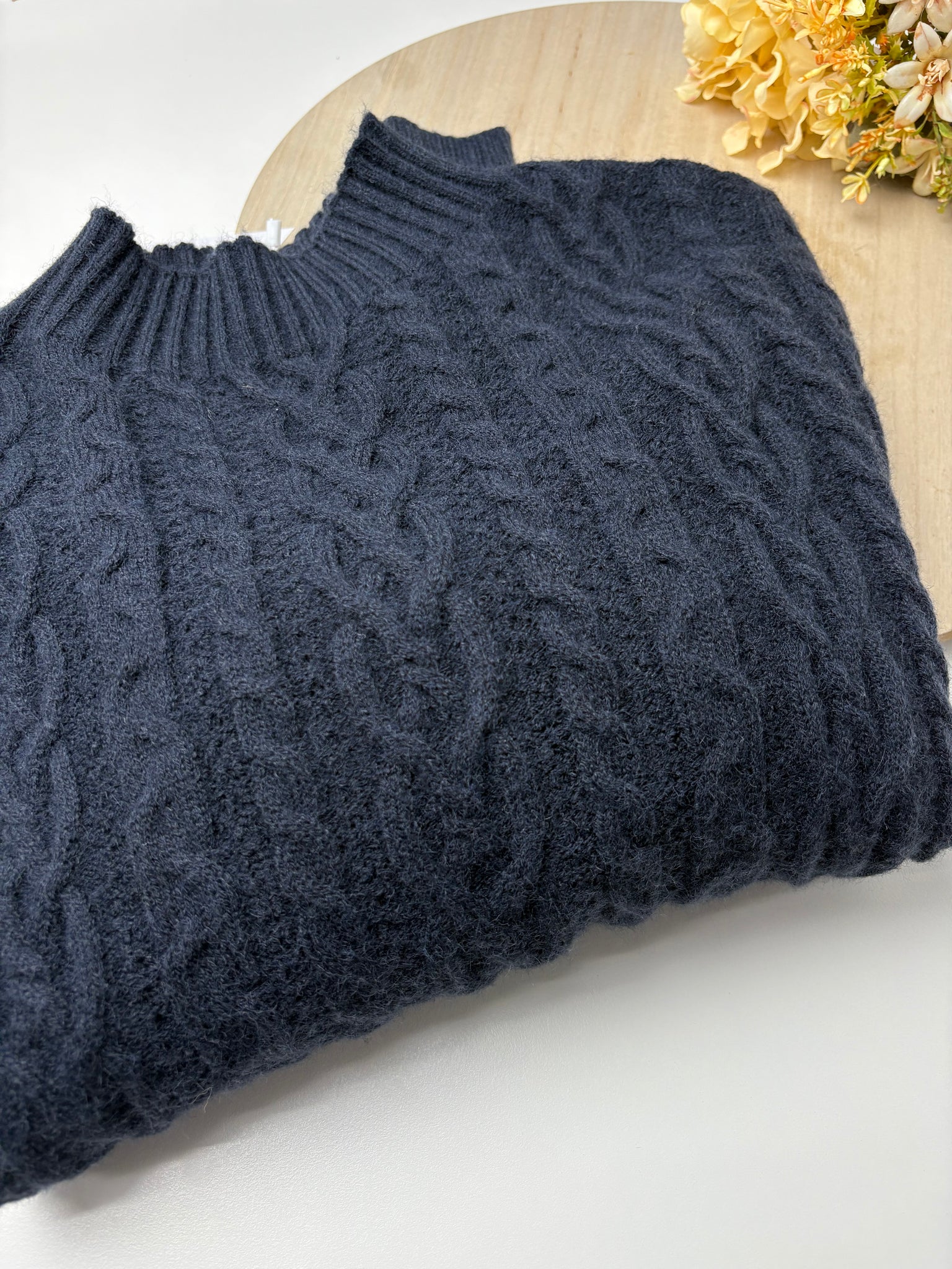 JERSEY DE PUNTO CON DIBUJOS TEXTURIZADOS Y CUELLO CHIMENEA – TRAPIO