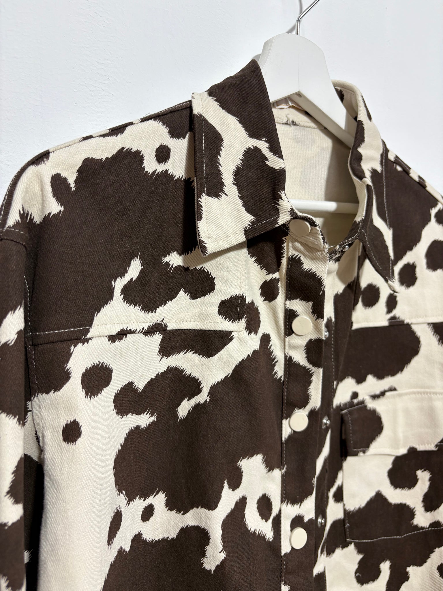Sobrecamisa Estepa Brava – Vaquera con estampado de vaca y botones de presión | Trapío
