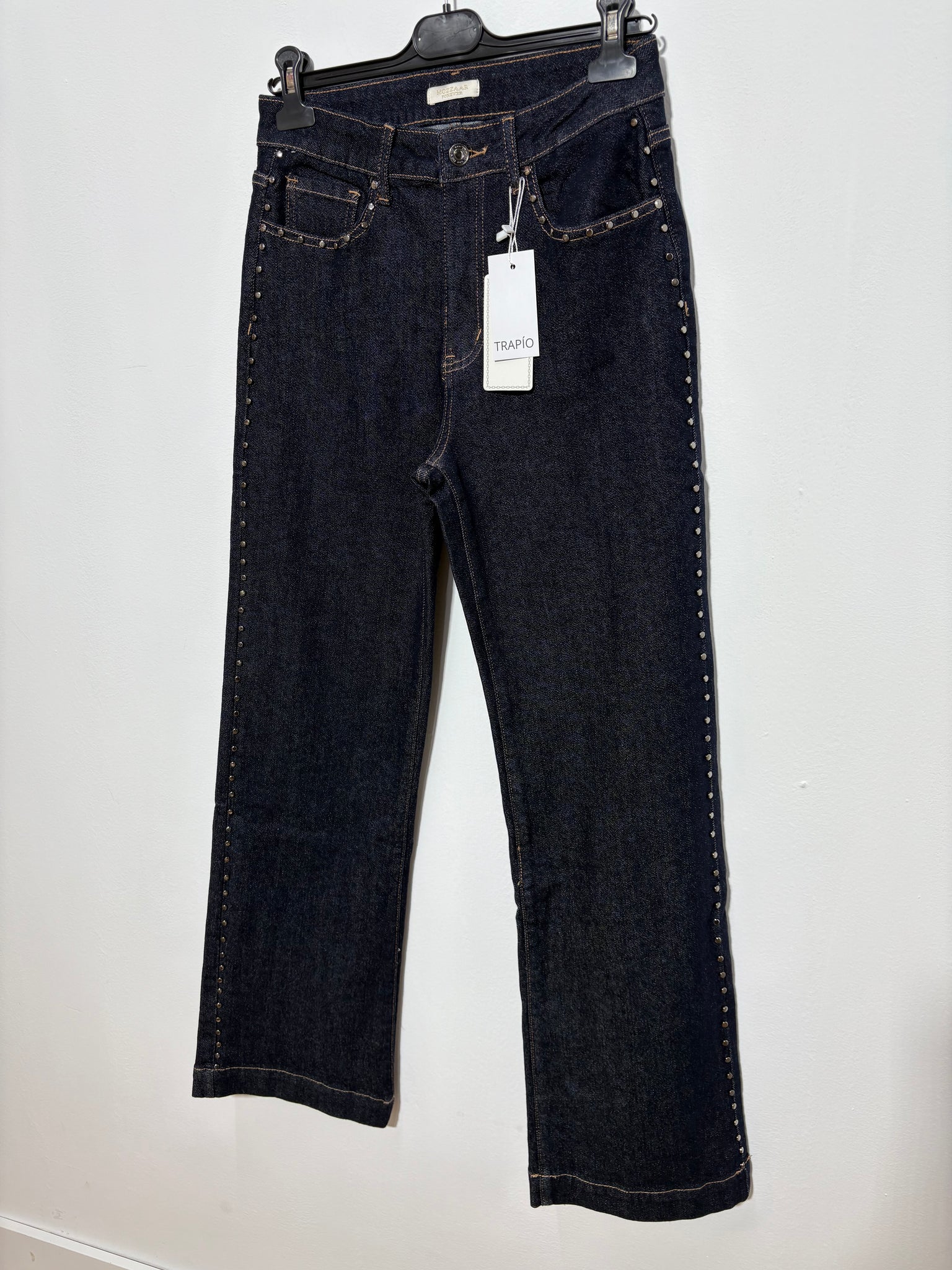 Pantalón Sierra en vaquero oscuro con tachuelas laterales - Trapío