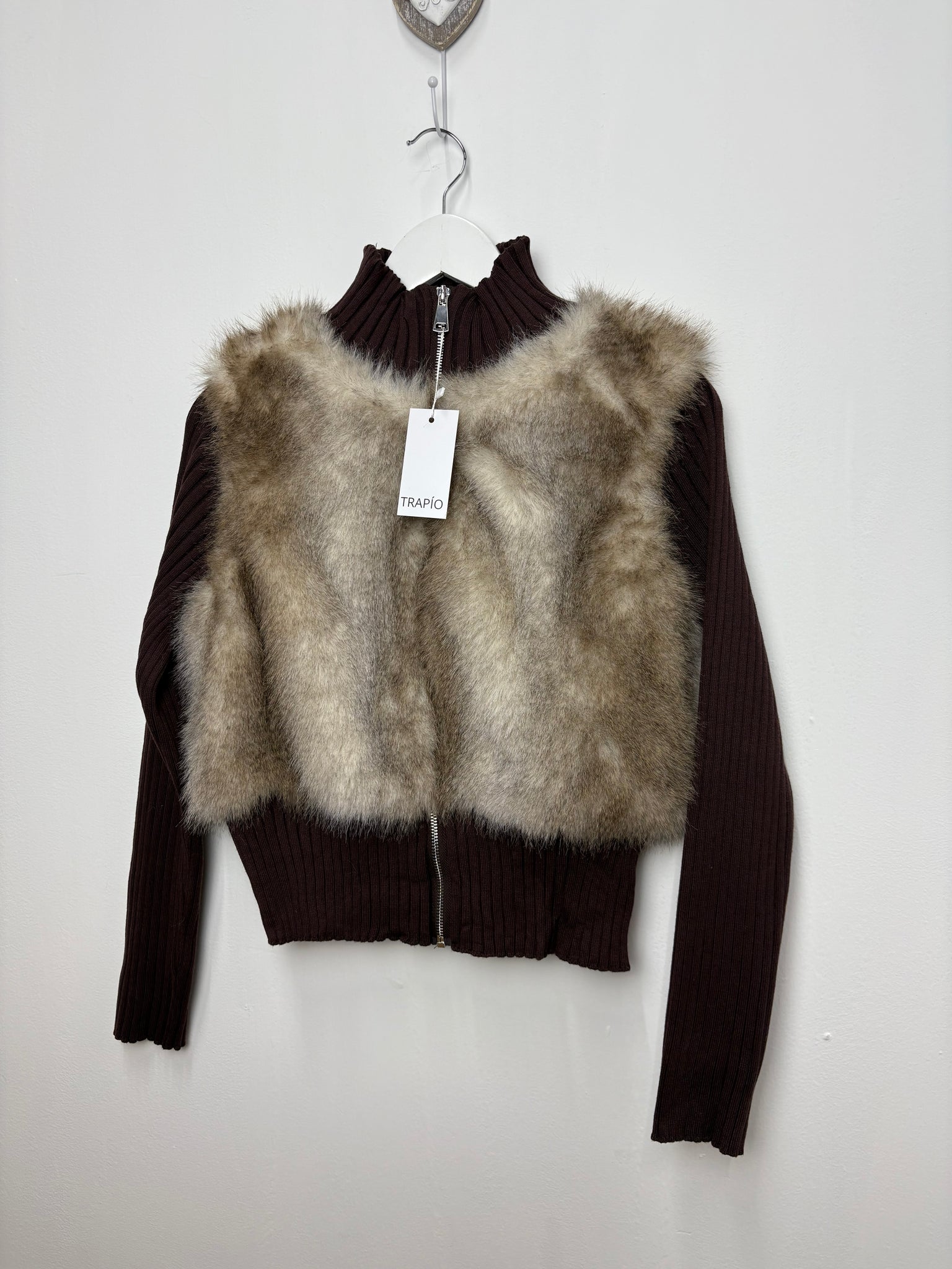 CHAQUETA ELÁSTICA DE PUNTOS CON PELO Y CREMALLERA – CUELLO ALTO Marrón Chocolate