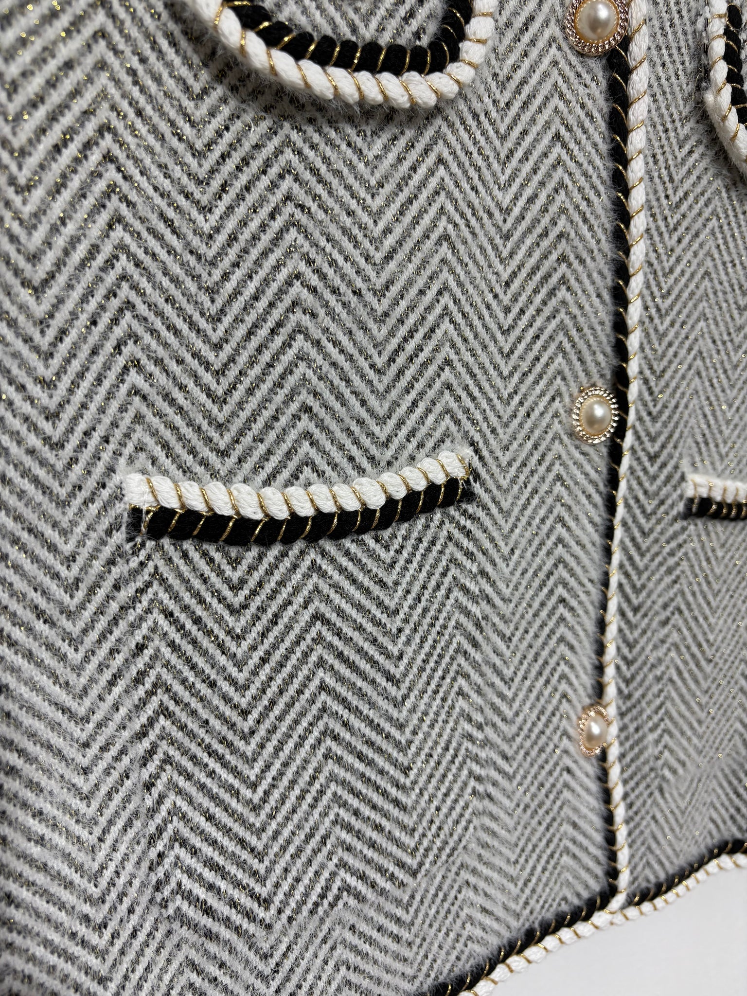 Chaleco Sierra Blanca – Tono Beige con Hilo Dorado-Trapío