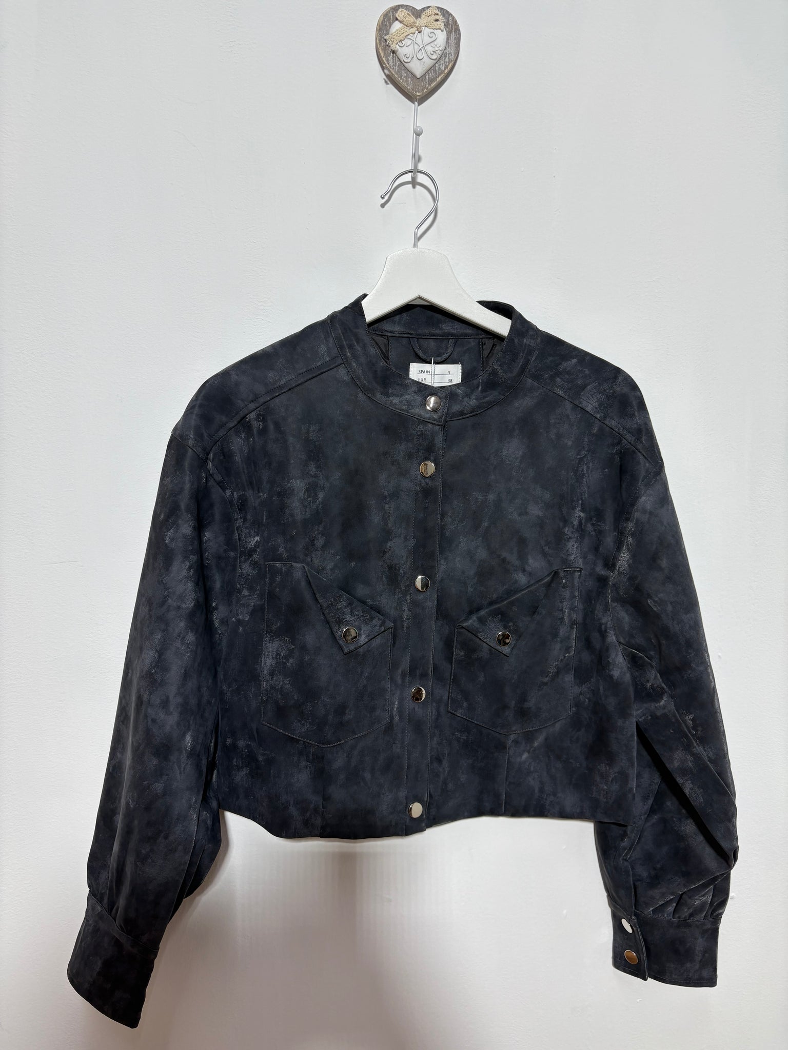 Chaqueta tipo bomber con botones metálicos de mujer  gris antracita – Trapío