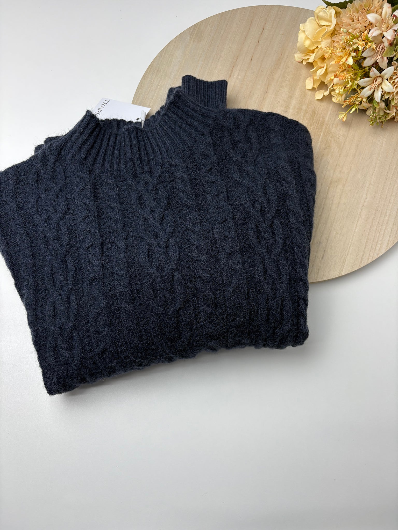 JERSEY DE PUNTO CON DIBUJOS TEXTURIZADOS Y CUELLO CHIMENEA – TRAPIO