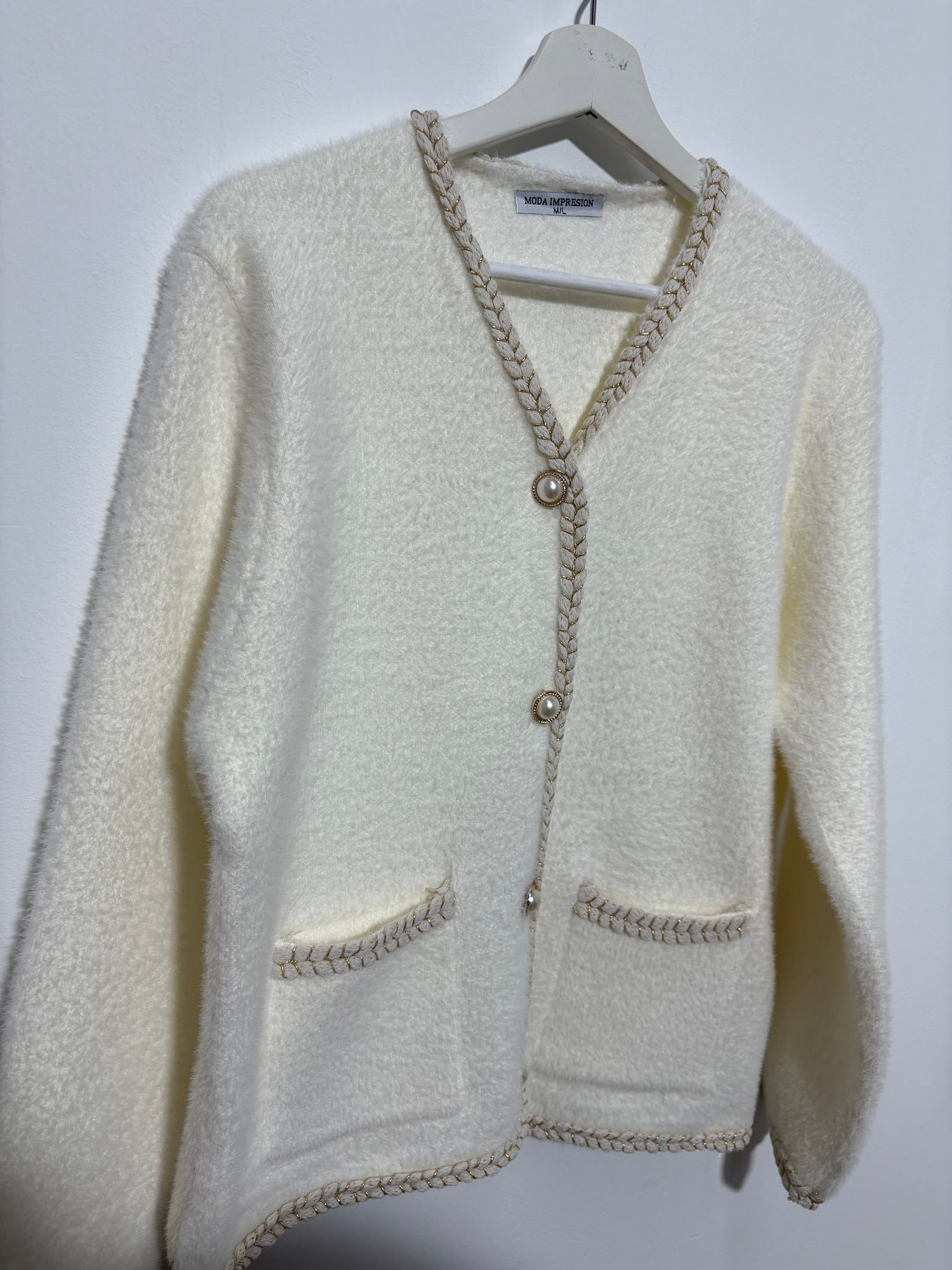 Chaqueta corte  mujer “Sierra Dorada” en tono beige con escote en V, botones de perla y ribete dorado – Trapío