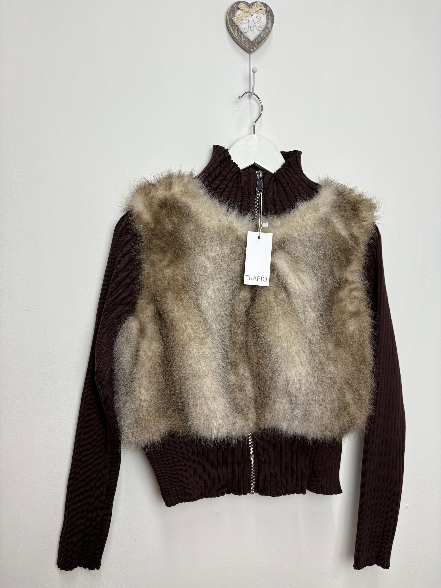 CHAQUETA ELÁSTICA DE PUNTOS CON PELO Y CREMALLERA – CUELLO ALTO Marrón Chocolate