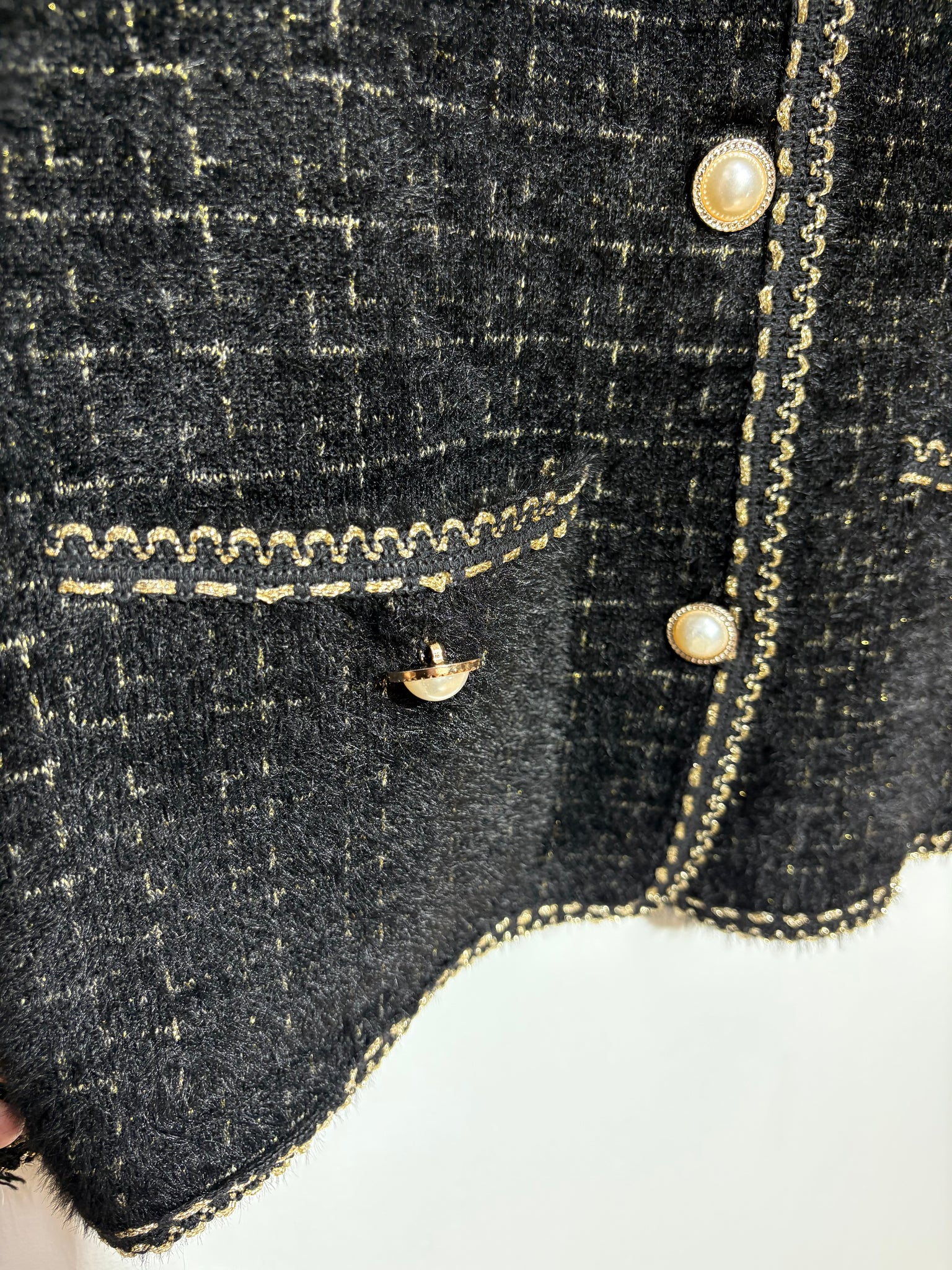 Chaqueta corte  mujer “Sierra Negra” en tono oscuro con botones de perla, ribete dorado y dibujo de cuadros – Trapío