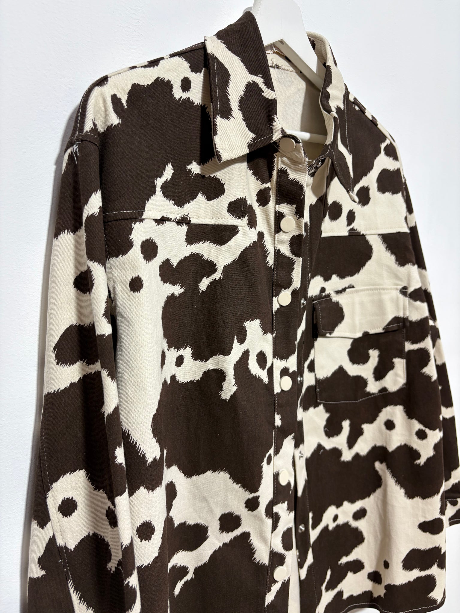 Sobrecamisa Estepa Brava – Vaquera con estampado de vaca y botones de presión | Trapío