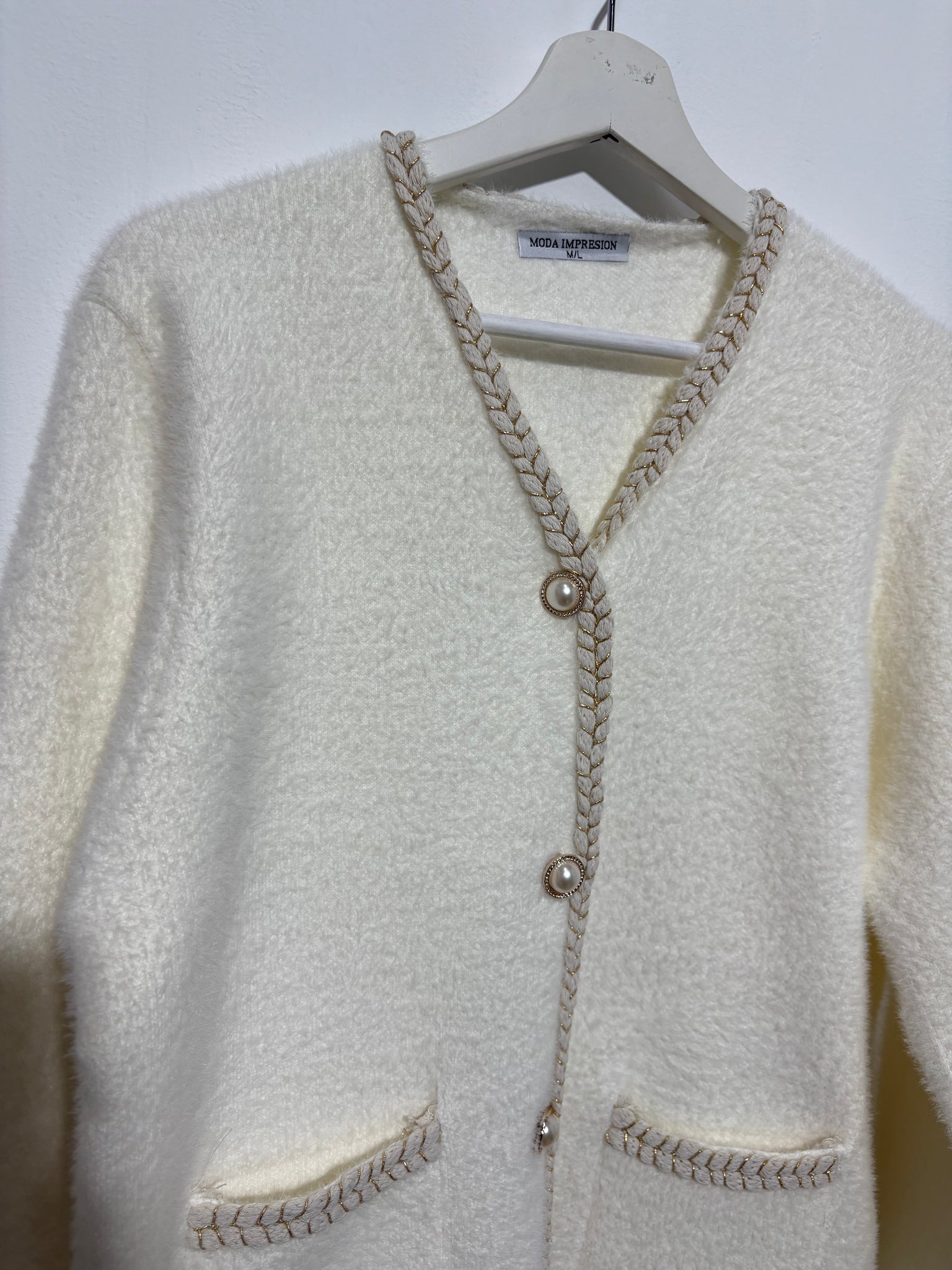 Chaqueta corte  mujer “Sierra Dorada” en tono beige con escote en V, botones de perla y ribete dorado – Trapío