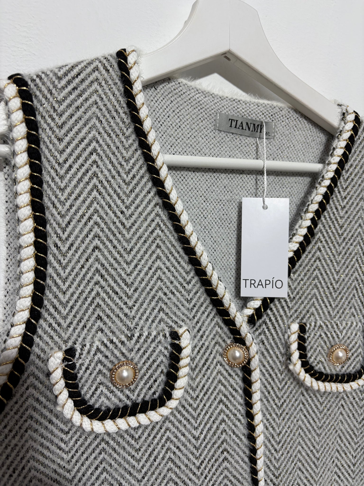 Chaleco Sierra Blanca – Tono Beige con Hilo Dorado-Trapío