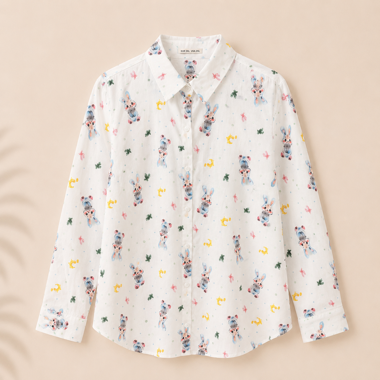 Camisa de mujer blanca con estampado de conejitos multicolor, cuello camisero y manga larga Trapío