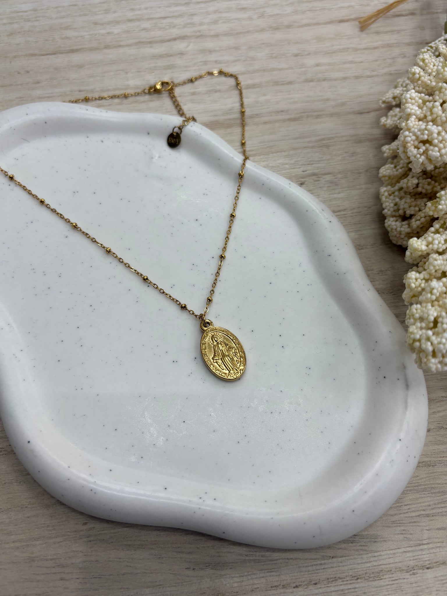 Medalla Virgen Milagrosa Trapío – Acero inoxidable dorado