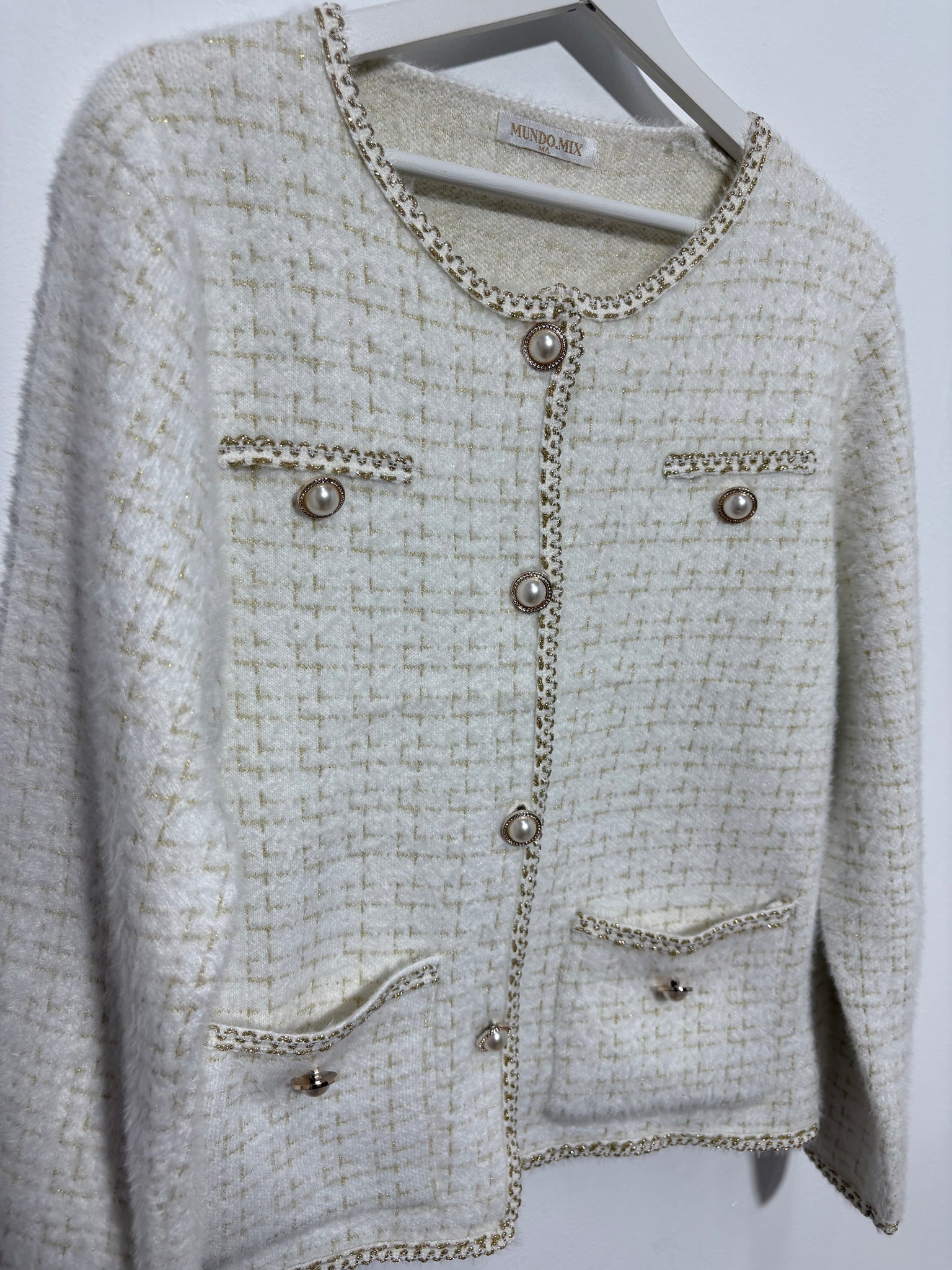 Chaqueta corte  mujer “Sierra Dorada” en tono beige con botones de perla, ribete dorado y dibujo de cuadros – Trapío