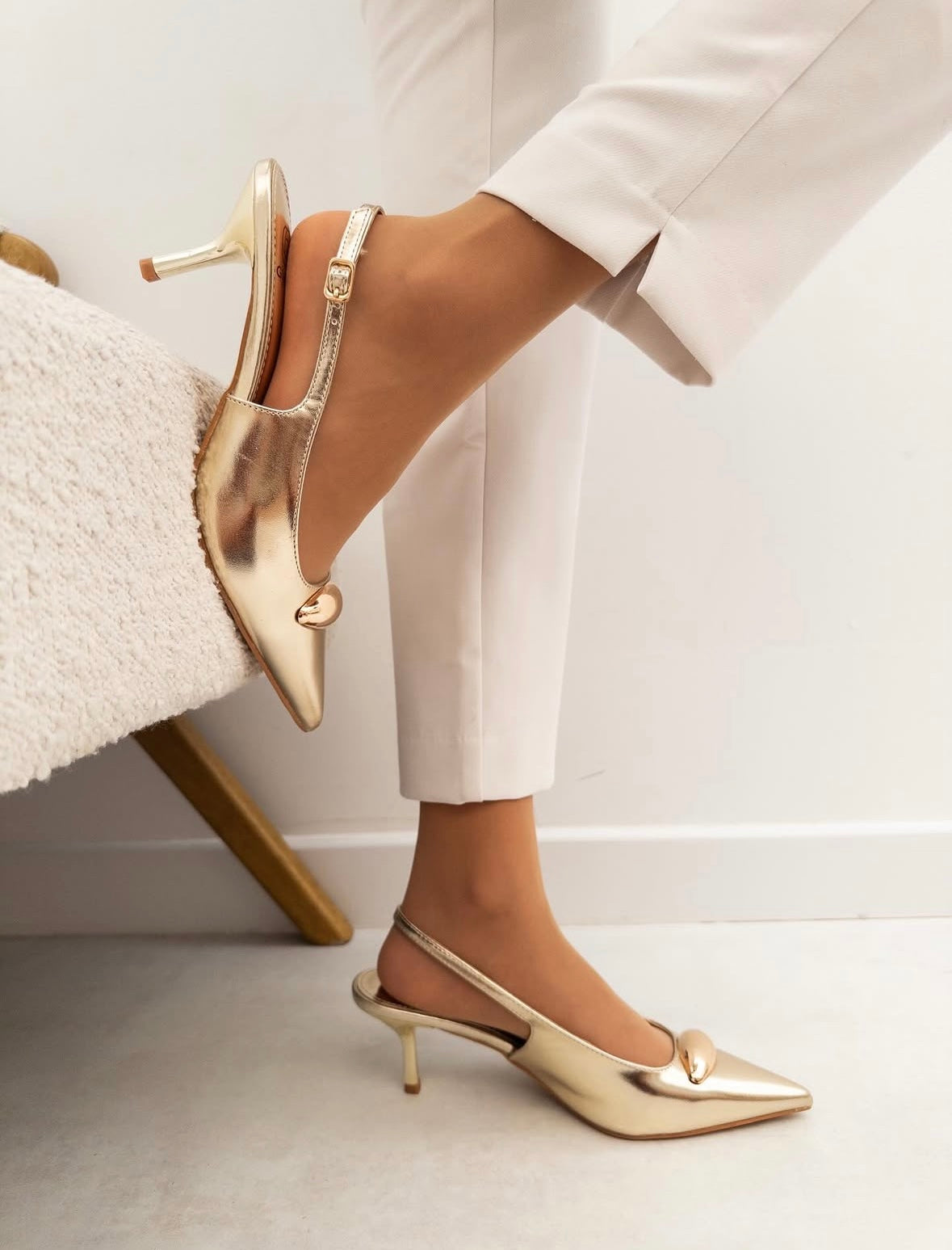 Tacones dorados hebilla
