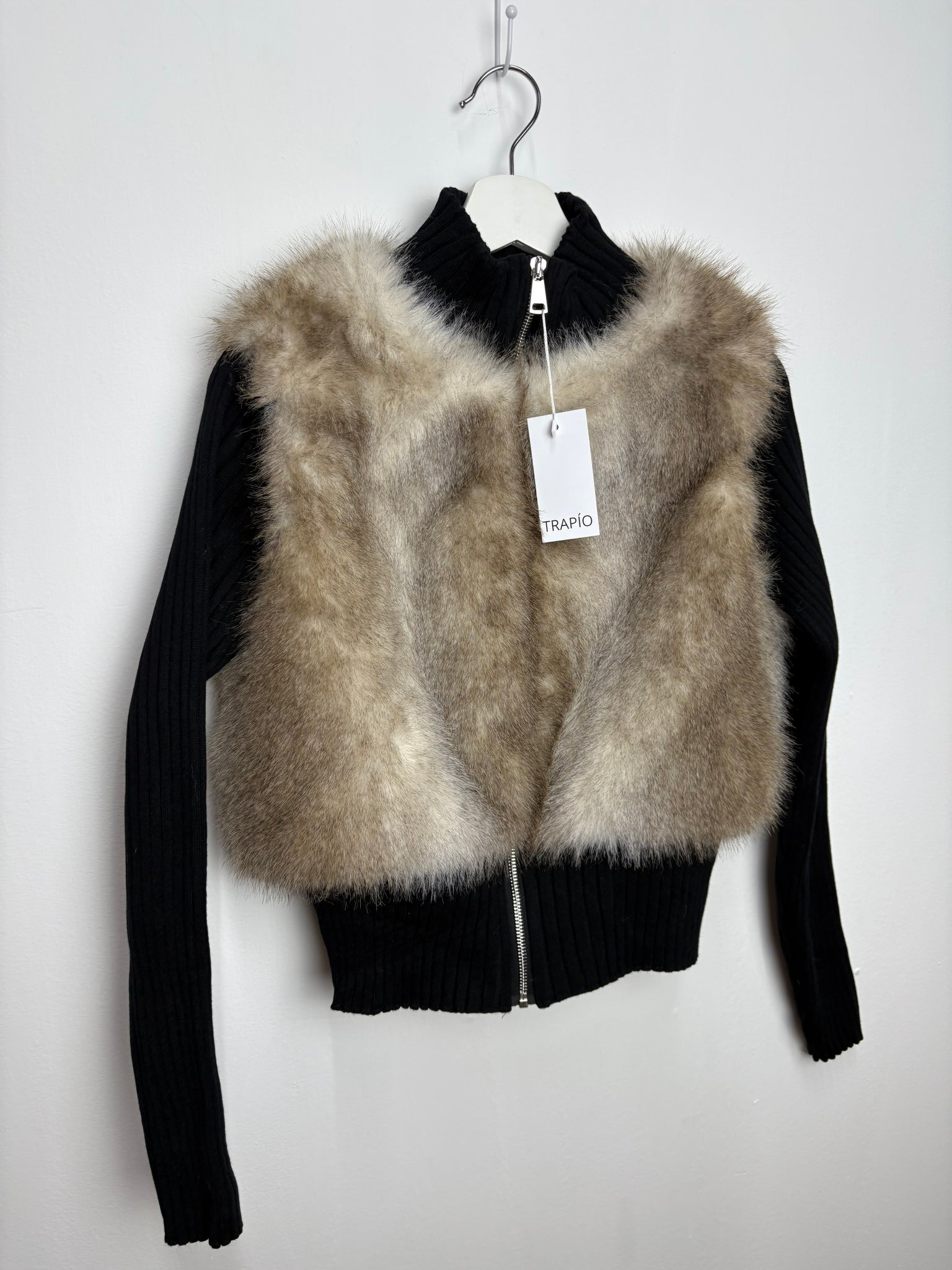 CHAQUETA ELÁSTICA DE PUNTOS CON PELO Y CREMALLERA – CUELLO ALTO Oscuro