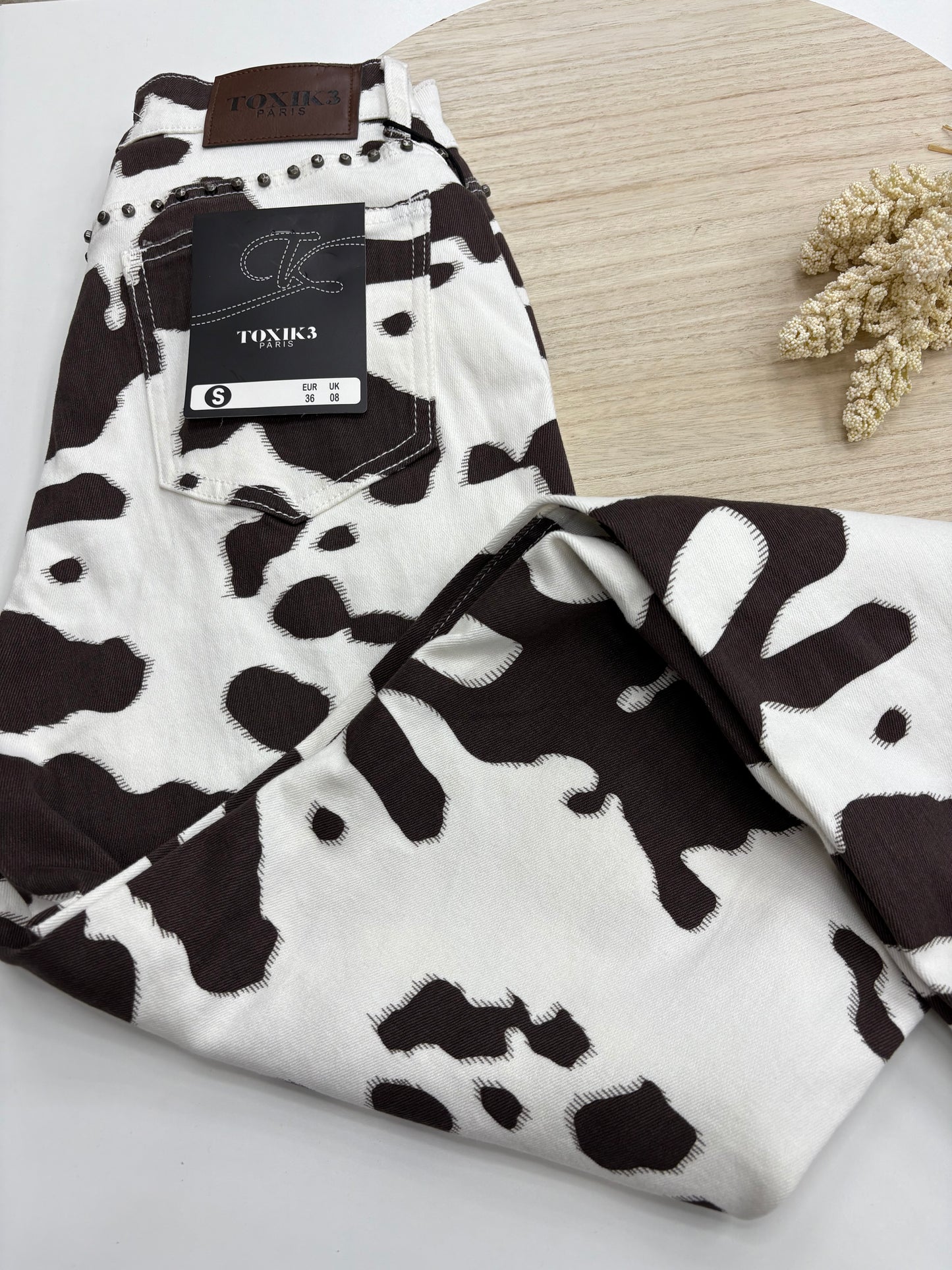Pantalón Senda Bruna – Animal Print vaca marrón chocolate con tachuelas y pata ancha | Trapío