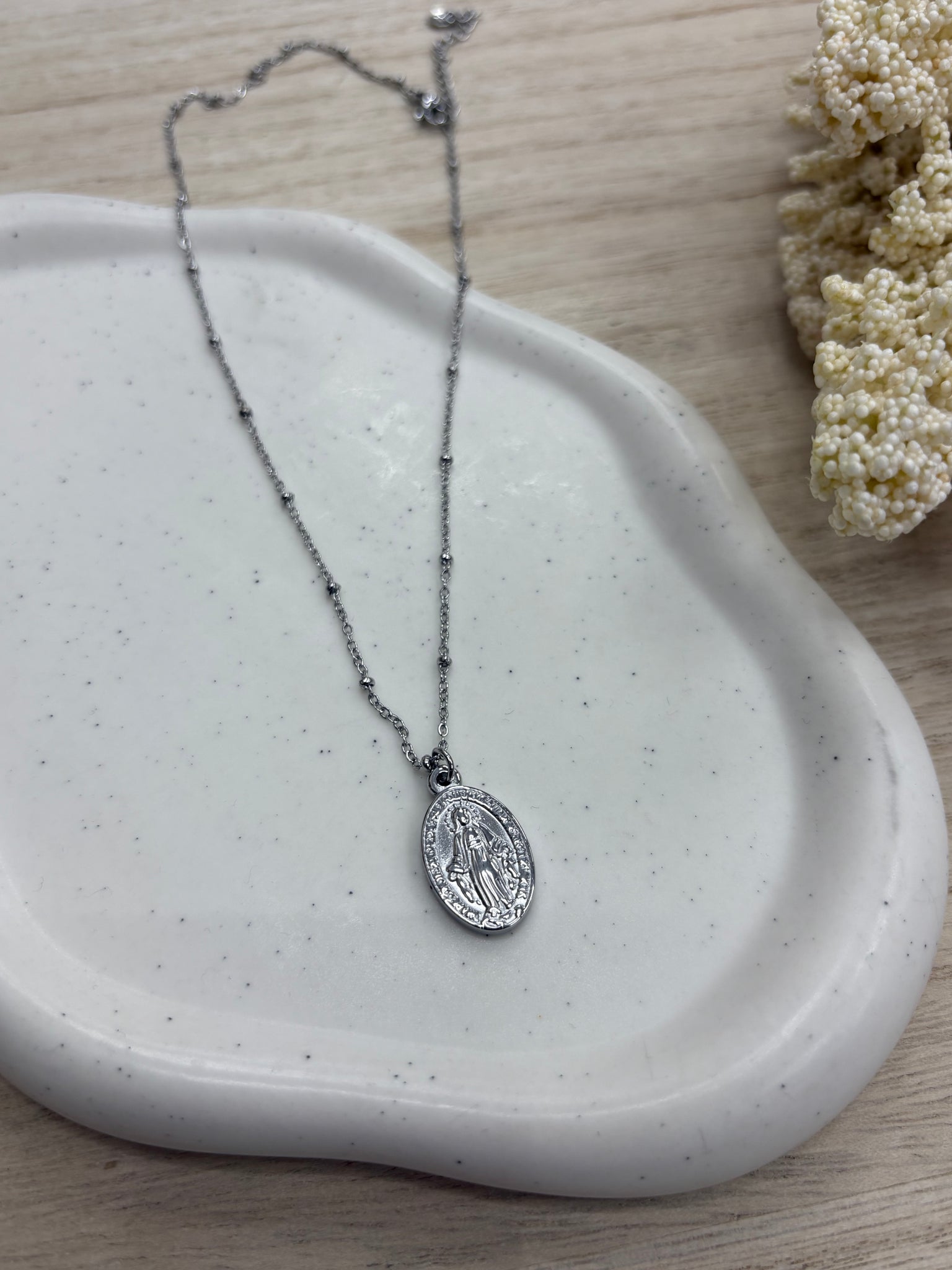 Medalla Virgen Milagrosa Trapío – Acero inoxidable plateado