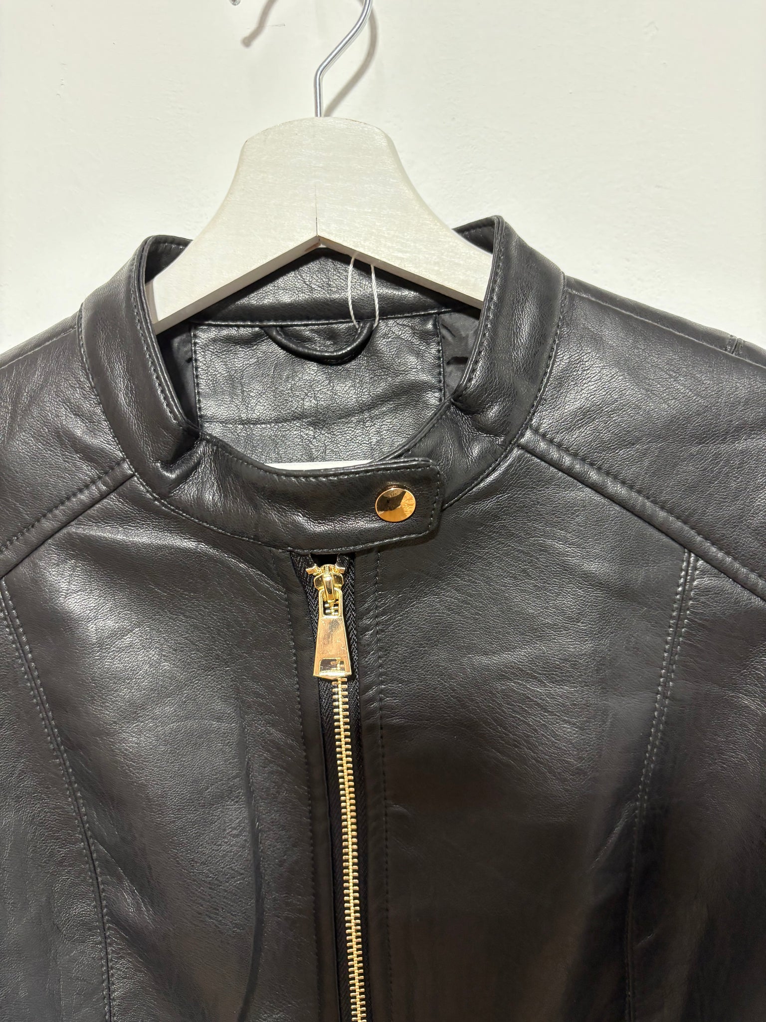 Chaqueta de polipiel negra para mujer con cremallera | Trapío