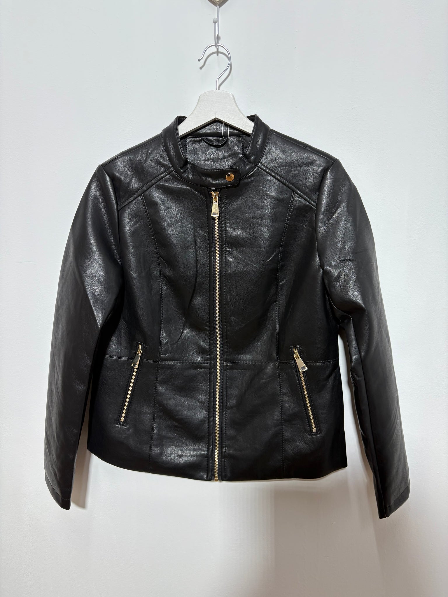Chaqueta de polipiel negra para mujer con cremallera | Trapío