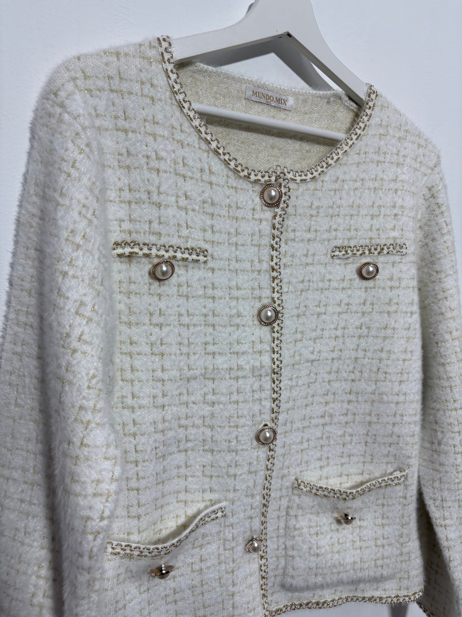 Chaqueta corte  mujer “Sierra Dorada” en tono beige con botones de perla, ribete dorado y dibujo de cuadros – Trapío