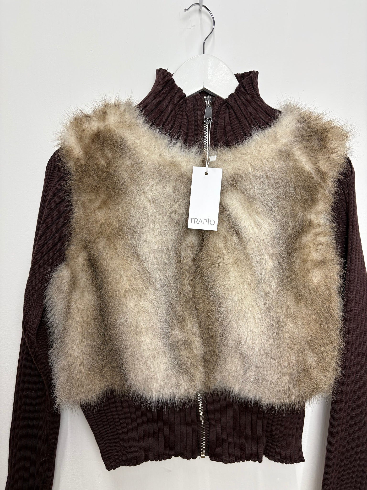 CHAQUETA ELÁSTICA DE PUNTOS CON PELO Y CREMALLERA – CUELLO ALTO Marrón Chocolate