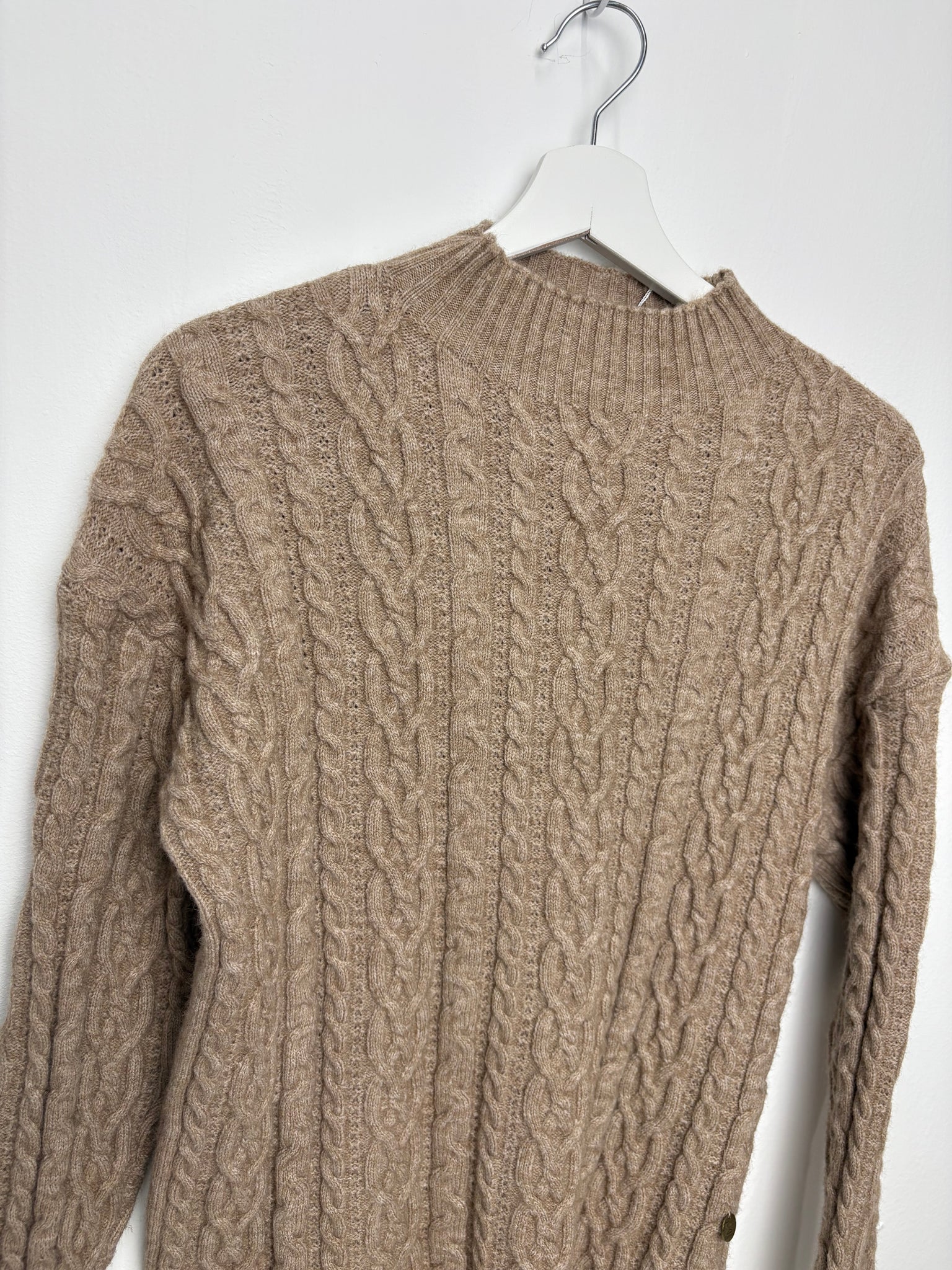 JERSEY DE PUNTO CON DIBUJOS TEXTURIZADOS Y CUELLO CHIMENEA – TRAPIO