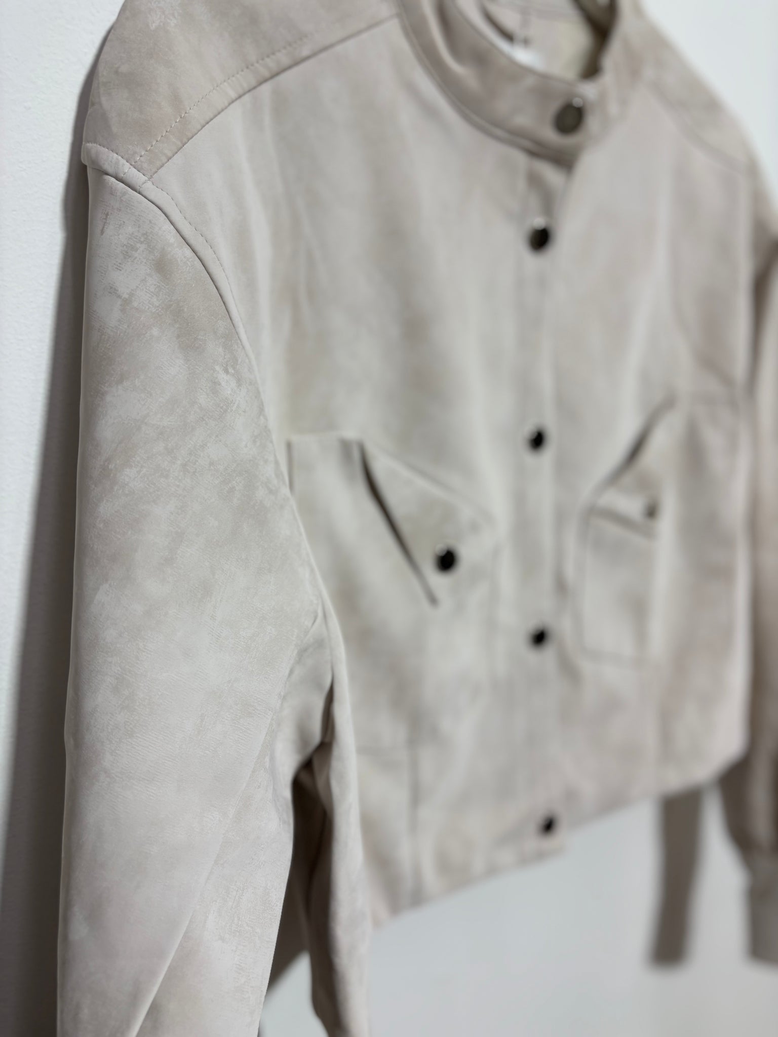 Chaqueta tipo bomber con botones metálicos de mujer  blanco nieve – Trapío