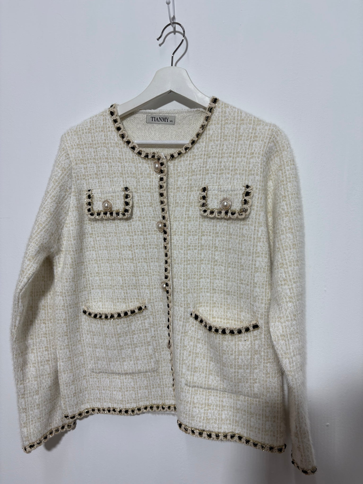Chaqueta corte  mujer “Sierra Beige” en tono beige con ribete dorado y botones de perla – Trapío