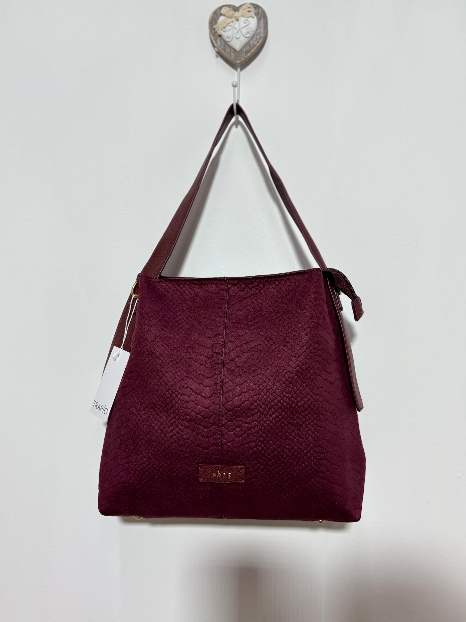 Bolso Cumbre Serpentina – Serraje granate con estampado animal print y cierre de cremallera | Trapío
