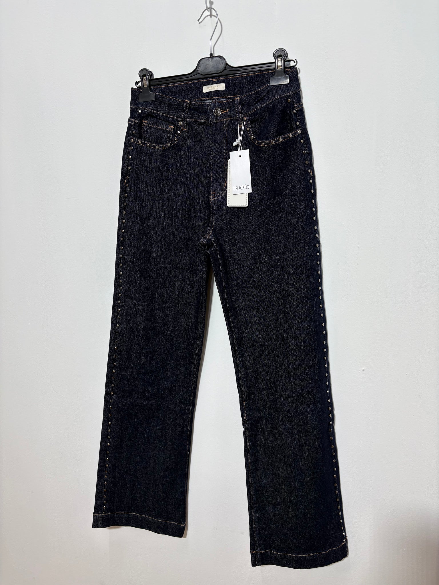 Pantalón Sierra en vaquero oscuro con tachuelas laterales - Trapío