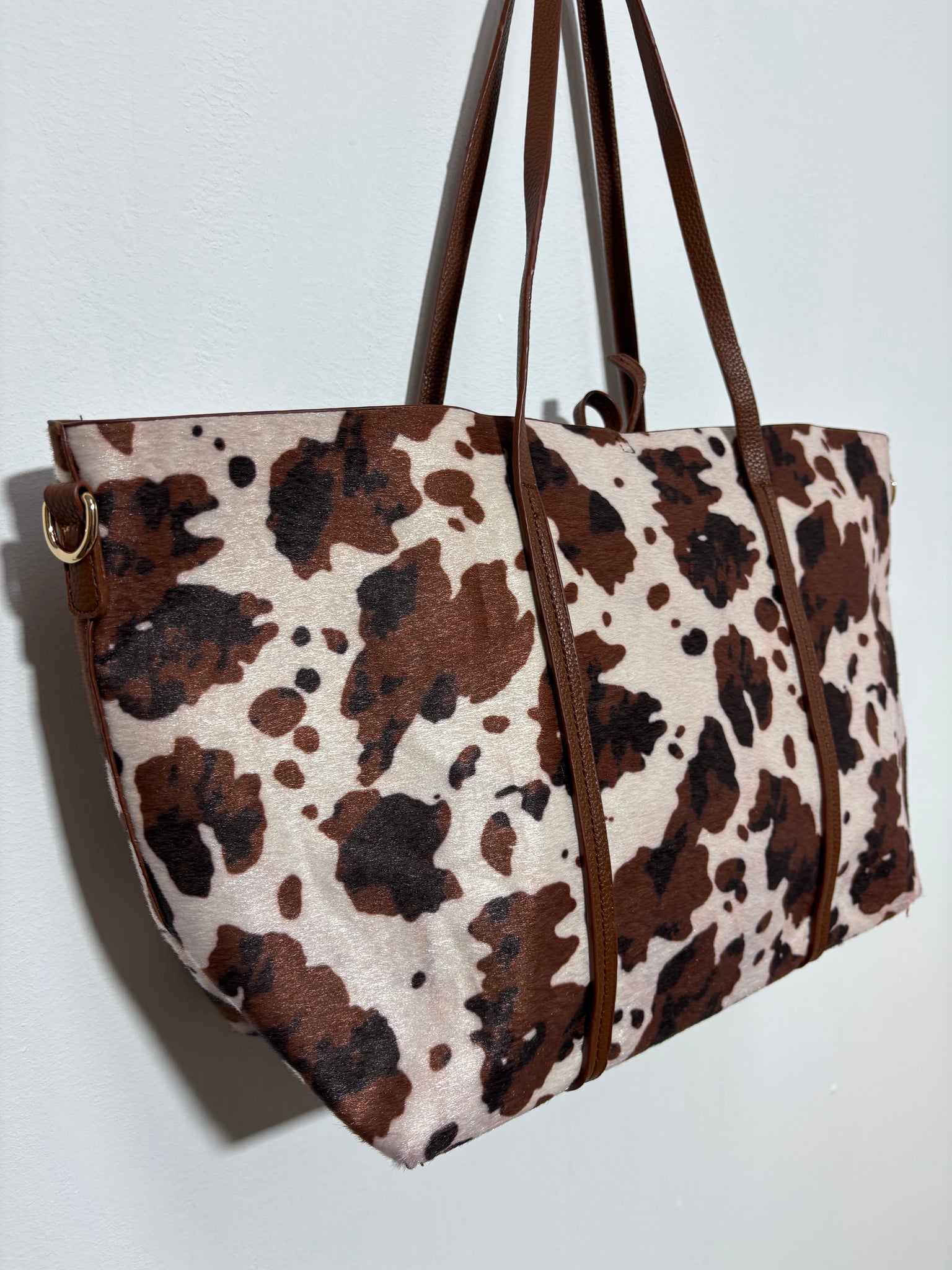 Bolso Pradera Arena – Shopee con estampado de vaca y asa en polipiel marrón arena | Trapío