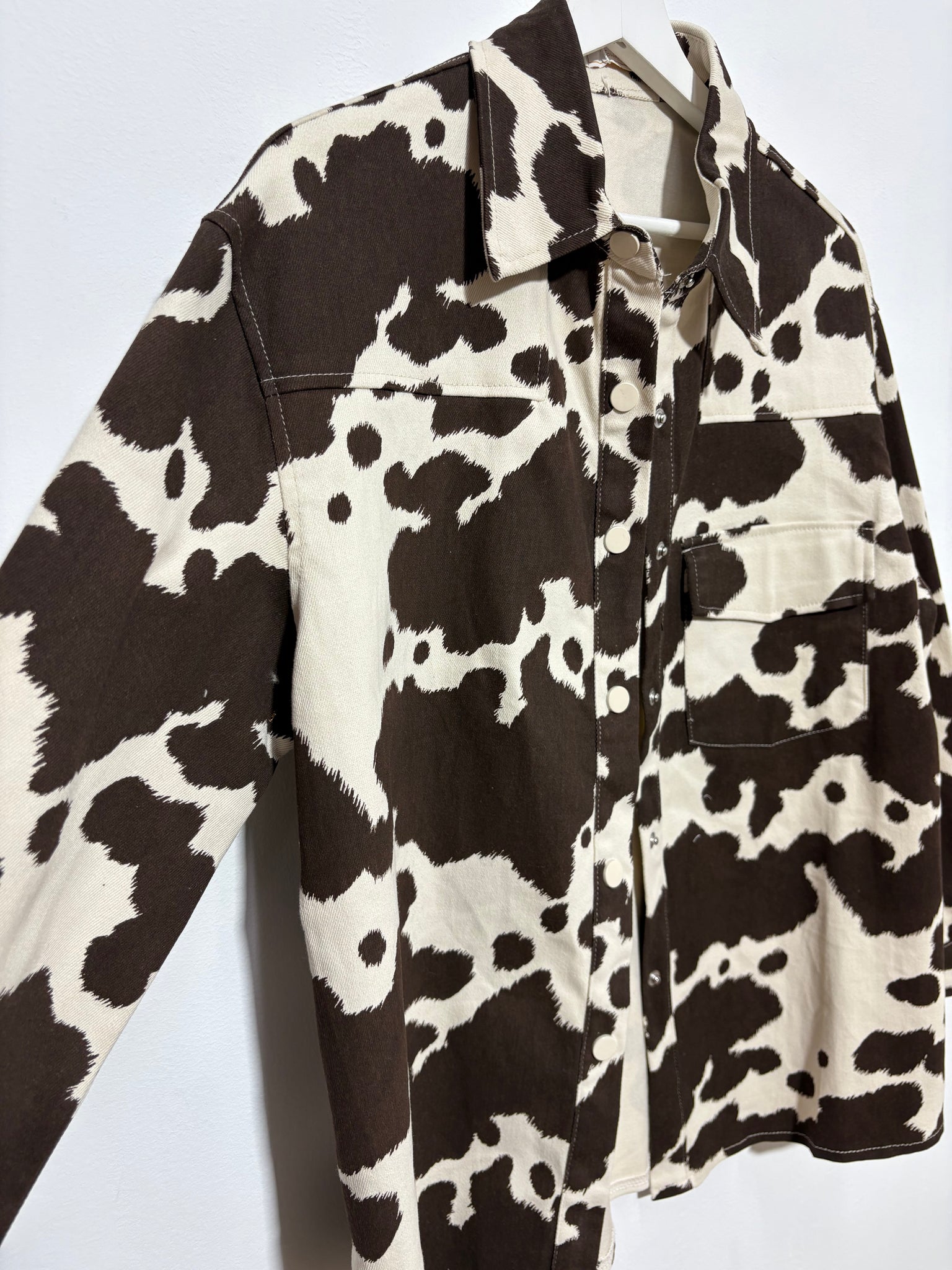 Sobrecamisa Estepa Brava – Vaquera con estampado de vaca y botones de presión | Trapío