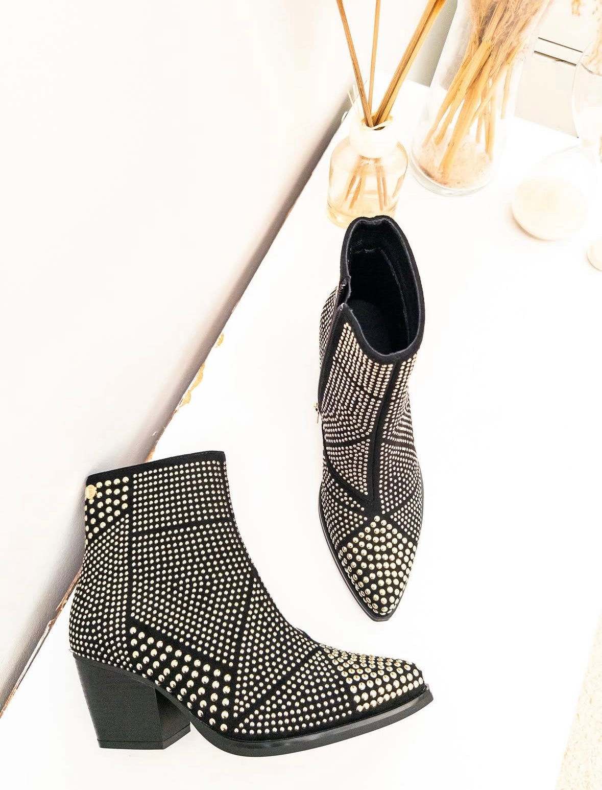 Bota negra tachos
