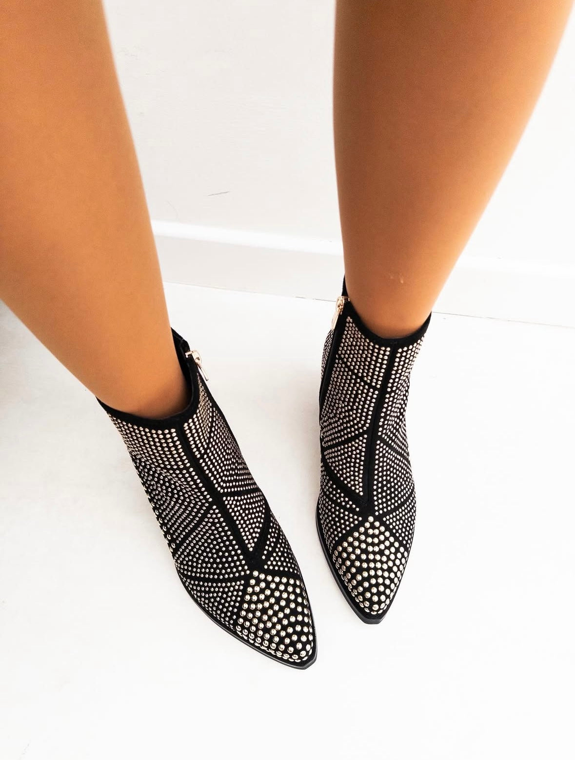 Bota negra tachos