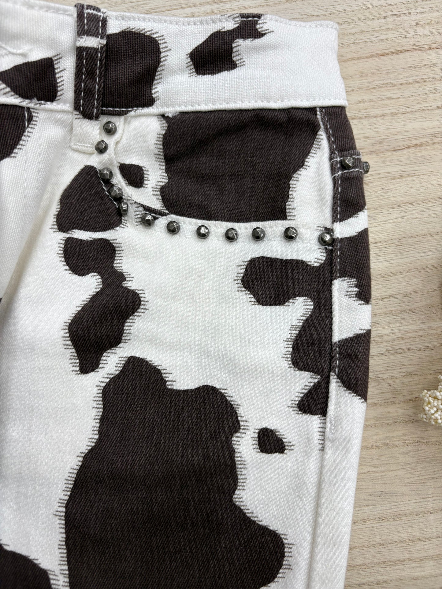 Pantalón Senda Bruna – Animal Print vaca marrón chocolate con tachuelas y pata ancha | Trapío