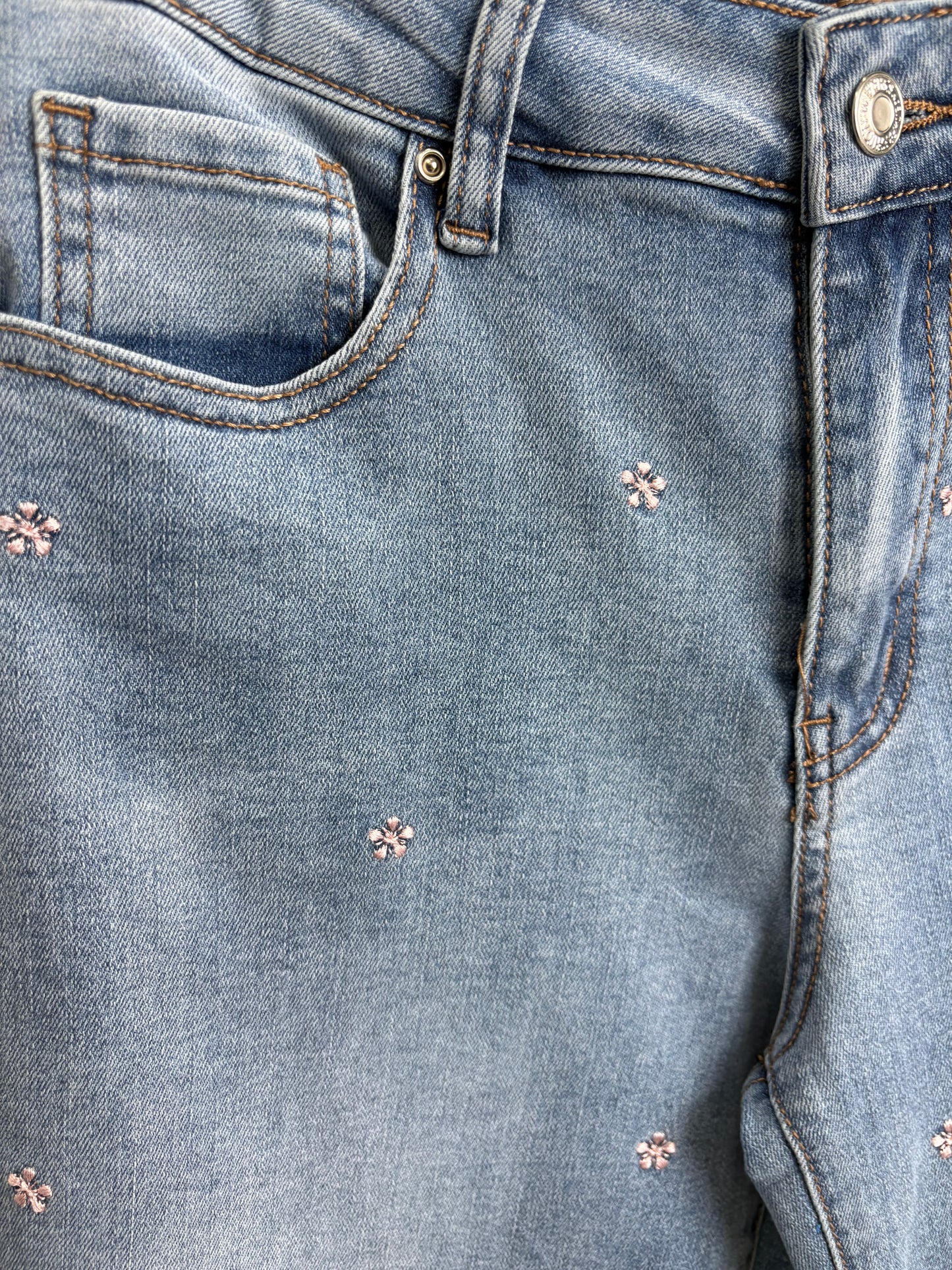 Pantalón vaquero bordado flores rosas