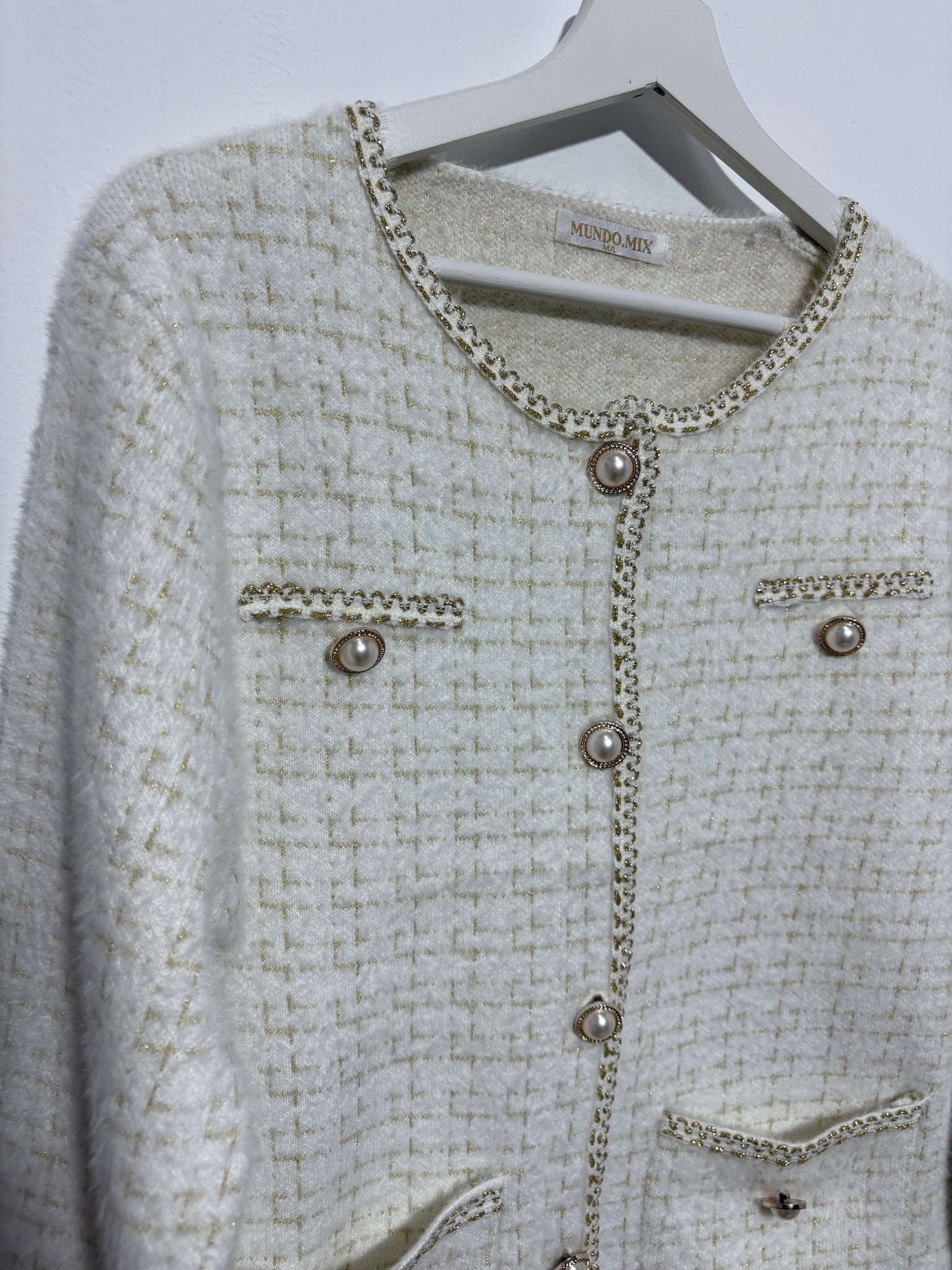 Chaqueta corte  mujer “Sierra Dorada” en tono beige con botones de perla, ribete dorado y dibujo de cuadros – Trapío